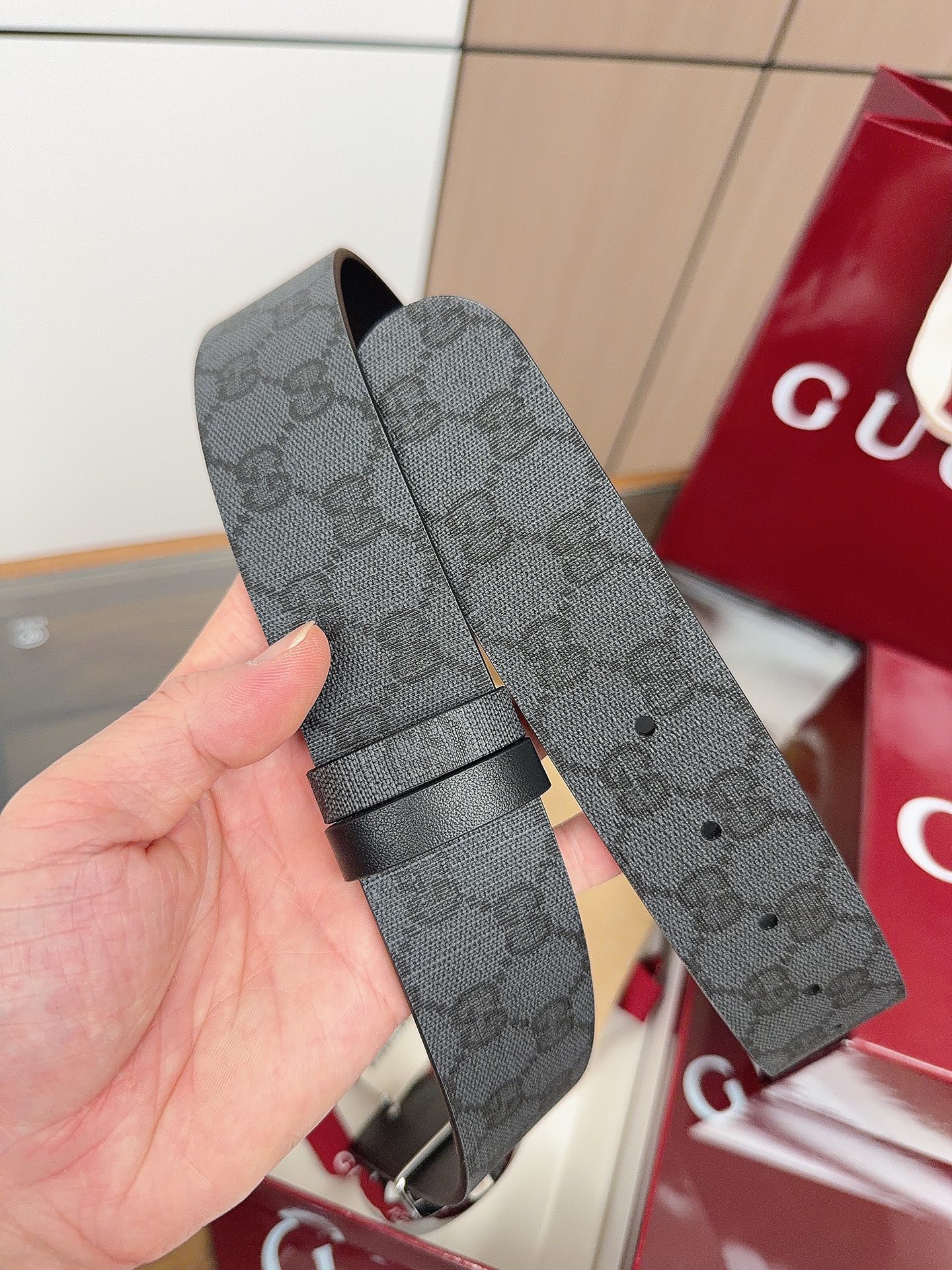 Gucci 这款男士腰带亮眼吸睛，是2026早春系列之一。腰带扣设有一个销钉，可轻松翻转互扣式双G造型配