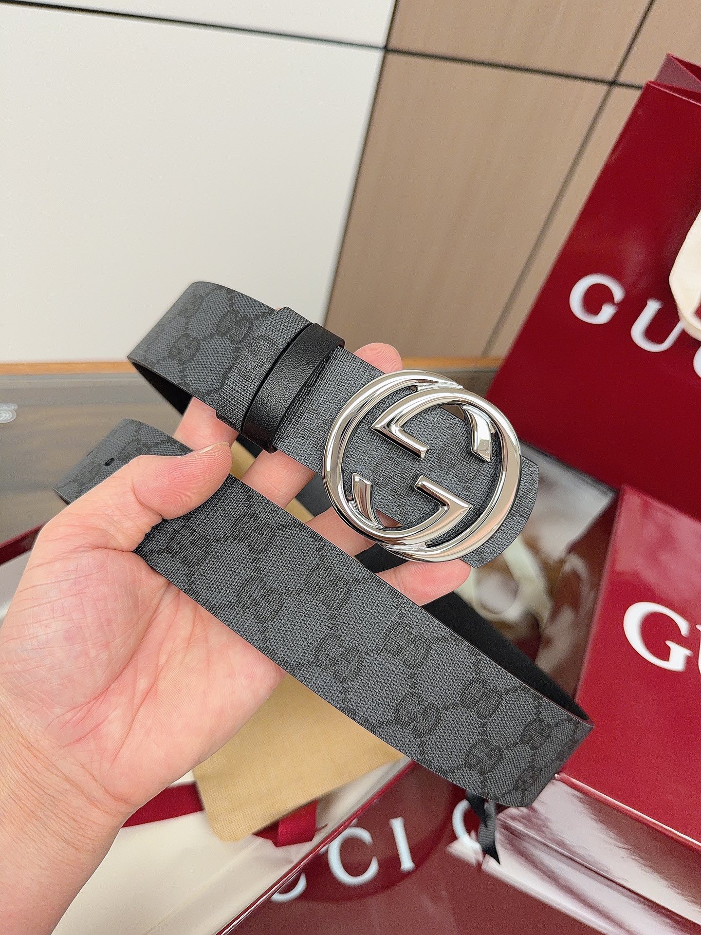Gucci 这款男士腰带亮眼吸睛，是2026早春系列之一。腰带扣设有一个销钉，可轻松翻转互扣式双G造型配