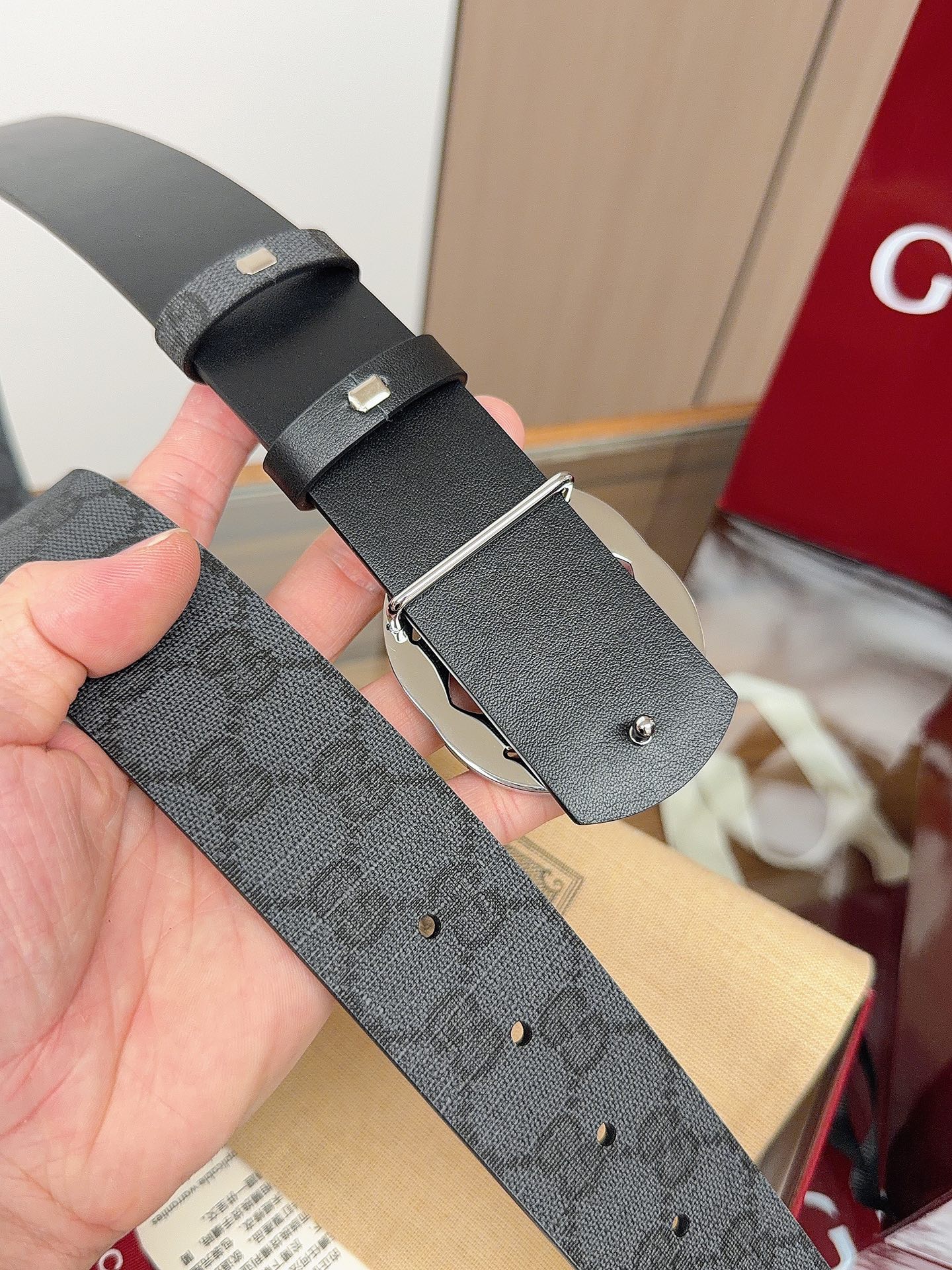 Gucci 这款男士腰带亮眼吸睛，是2026早春系列之一。腰带扣设有一个销钉，可轻松翻转互扣式双G造型配