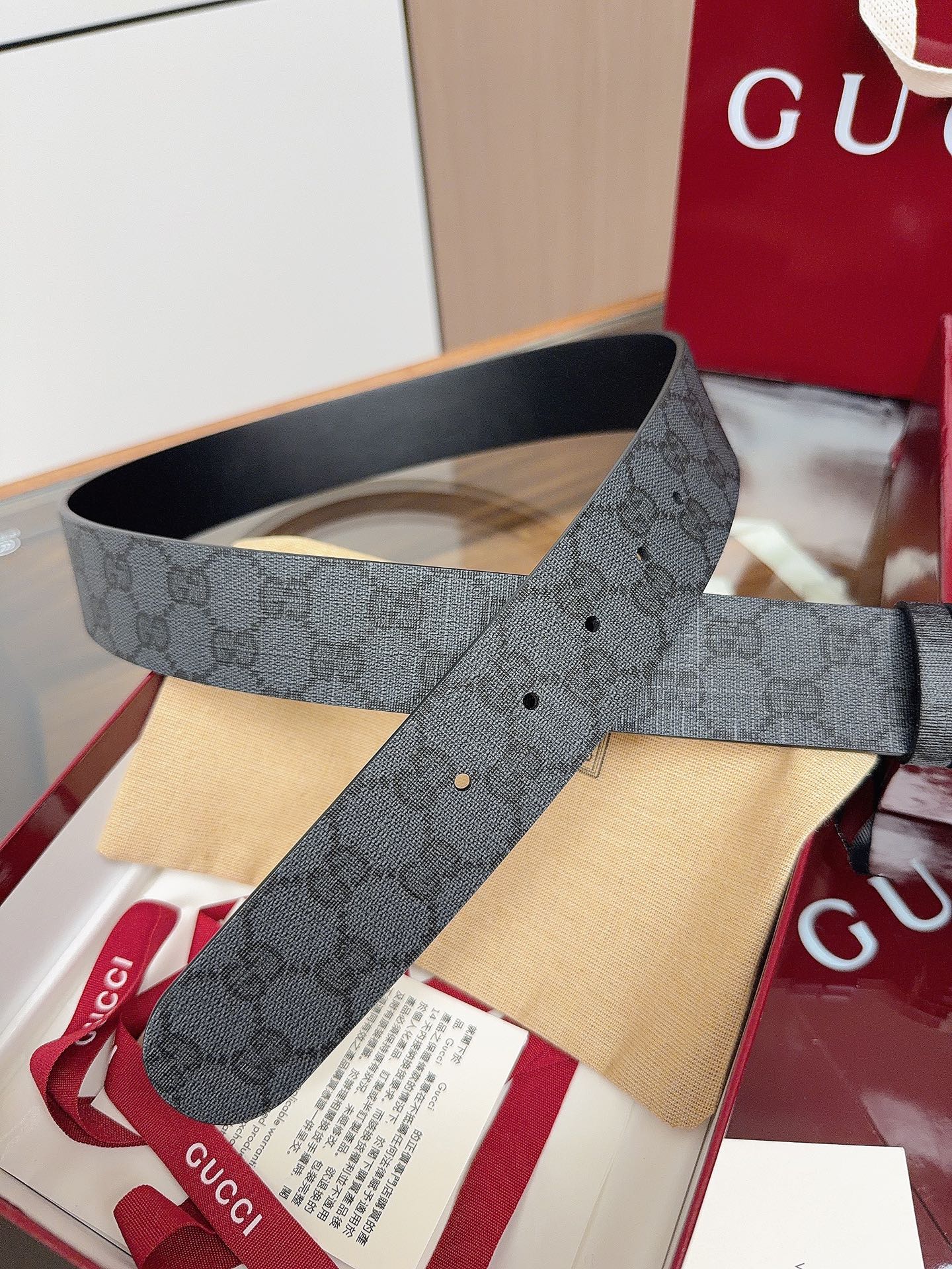 Gucci 这款男士腰带亮眼吸睛，是2026早春系列之一。腰带扣设有一个销钉，可轻松翻转互扣式双G造型配