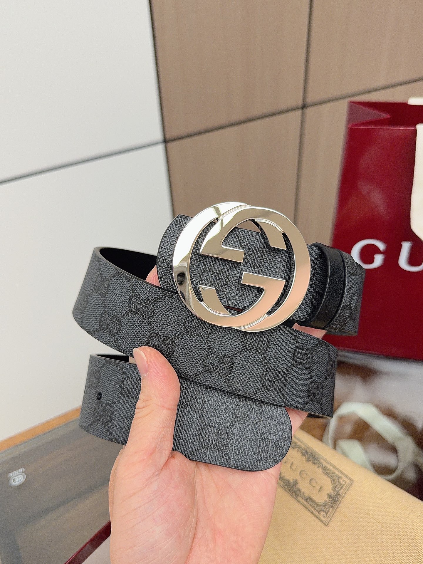 NO:882554,Gucci's eye-catching men's belt is one of the 2026 early spring series. The belt buckle has a pin that can easily flip the interlocking double G styling accessories. One side is black GG coated canvas, the other side is black leather, width 4cm, belt, gucci19860909Gucci 这款男士腰带亮眼吸睛,是2026早春系列之一.腰带扣设有一个销钉,可轻松翻转互扣式双G造型配件.一面为黑色GG涂层帆布,另一面为黑色皮革,宽度4cm,皮带,gucci,Belt