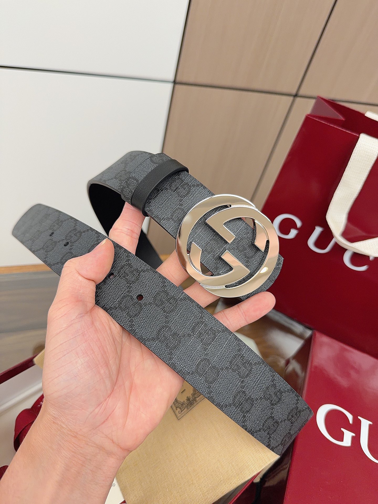 Gucci 这款男士腰带亮眼吸睛，是2026早春系列之一。腰带扣设有一个销钉，可轻松翻转互扣式双G造型配