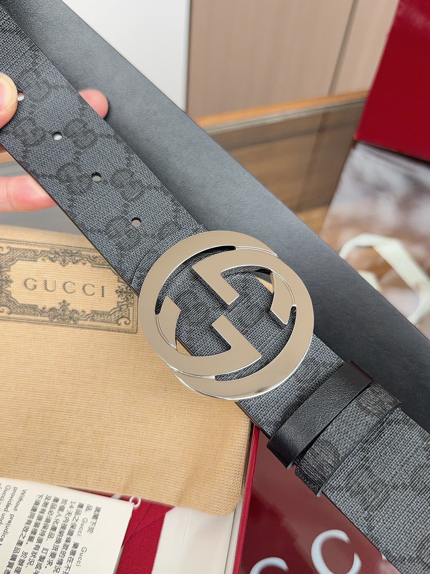Gucci 这款男士腰带亮眼吸睛，是2026早春系列之一。腰带扣设有一个销钉，可轻松翻转互扣式双G造型配