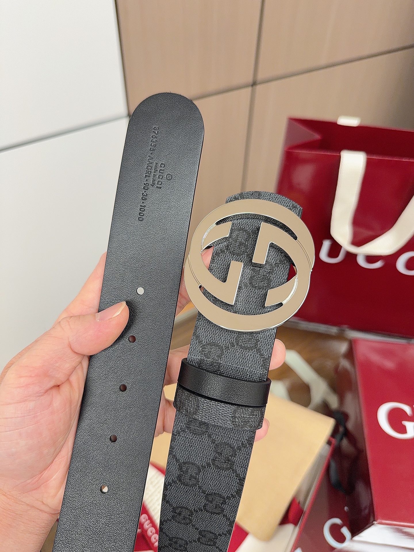 Gucci 这款男士腰带亮眼吸睛，是2026早春系列之一。腰带扣设有一个销钉，可轻松翻转互扣式双G造型配