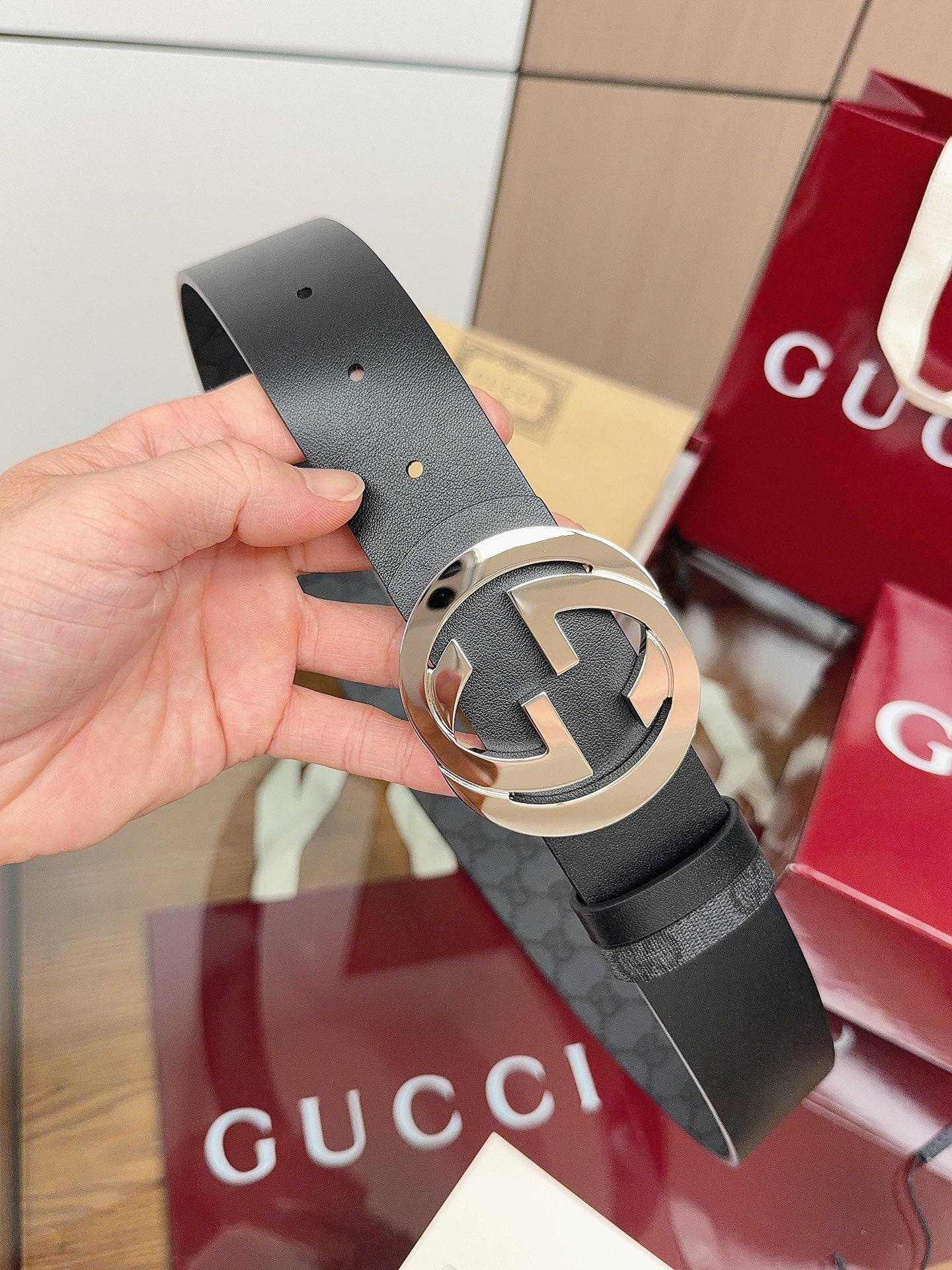 Gucci 这款男士腰带亮眼吸睛，是2026早春系列之一。腰带扣设有一个销钉，可轻松翻转互扣式双G造型配