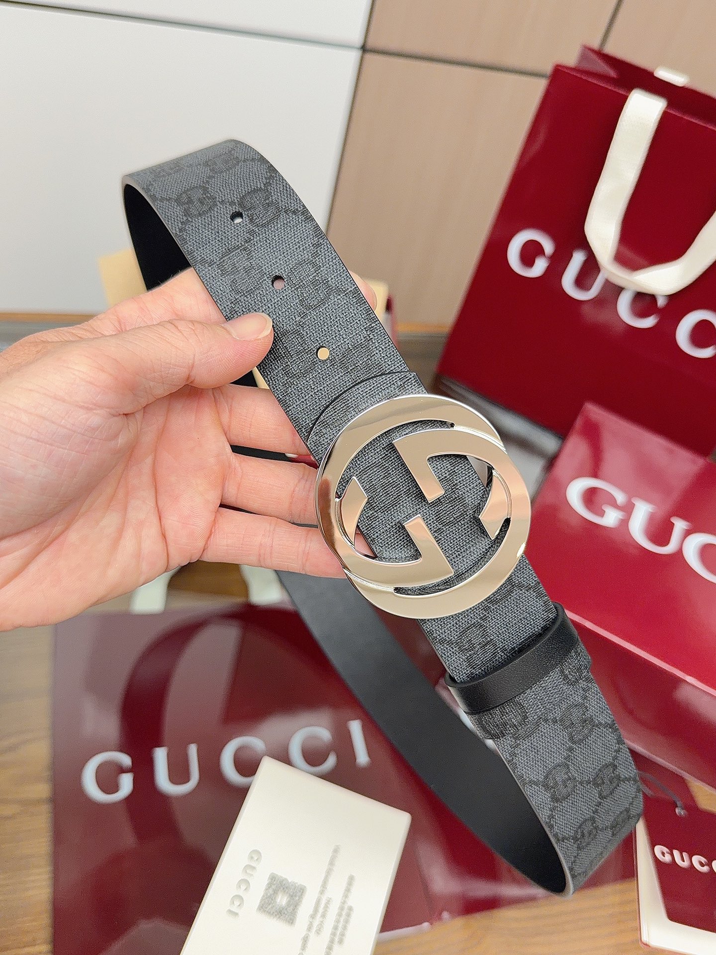 Gucci 这款男士腰带亮眼吸睛，是2026早春系列之一。腰带扣设有一个销钉，可轻松翻转互扣式双G造型配