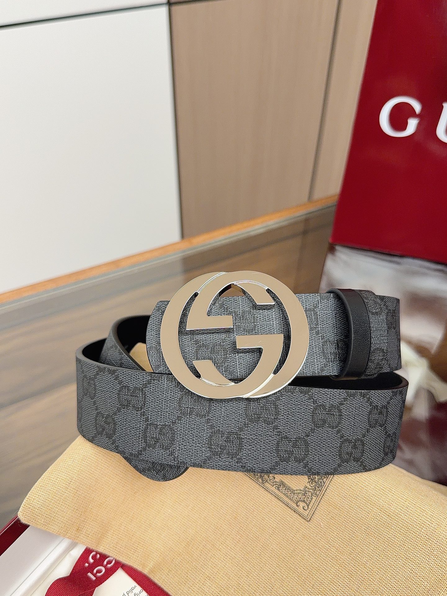 Gucci 这款男士腰带亮眼吸睛，是2026早春系列之一。腰带扣设有一个销钉，可轻松翻转互扣式双G造型配