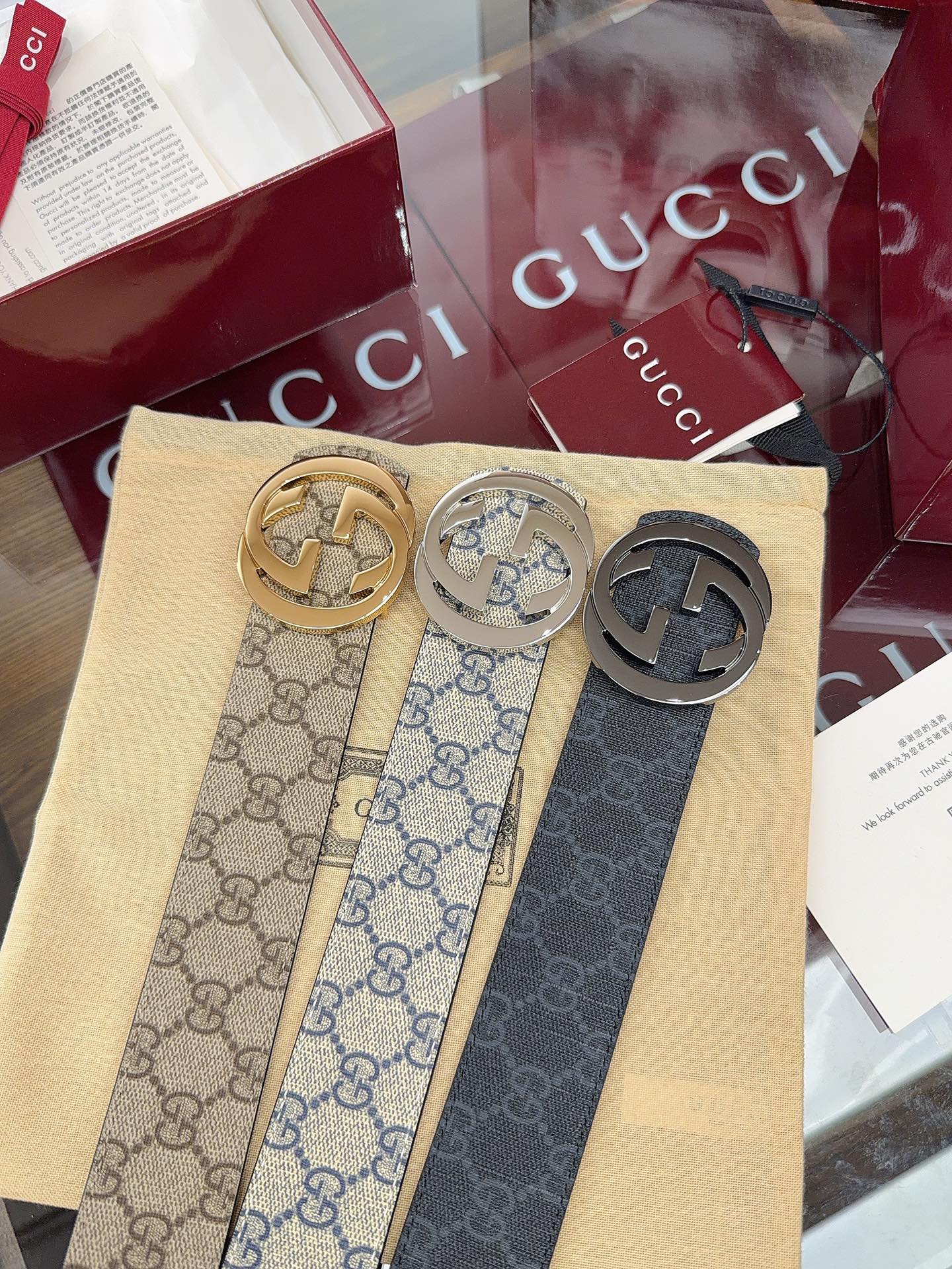 绝美gucci 双G扣男士新款腰帶 專櫃同步 寬4厘米 帶身帆布咖老花-拼進口荔枝紋黑色 精緻真空電鍍雙G鋼扣 雙面可用