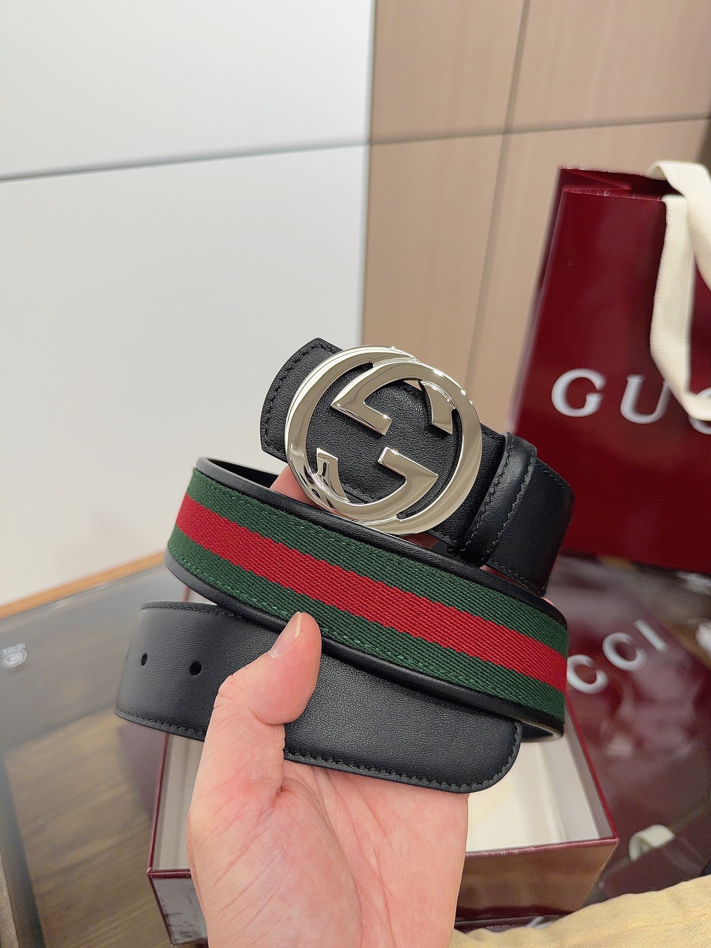 Gucci 这款男士腰带亮眼吸睛，是2026早春系列之一。腰带扣设有一个销钉，可轻松翻转互扣式双G造型配件。一面为红绿织