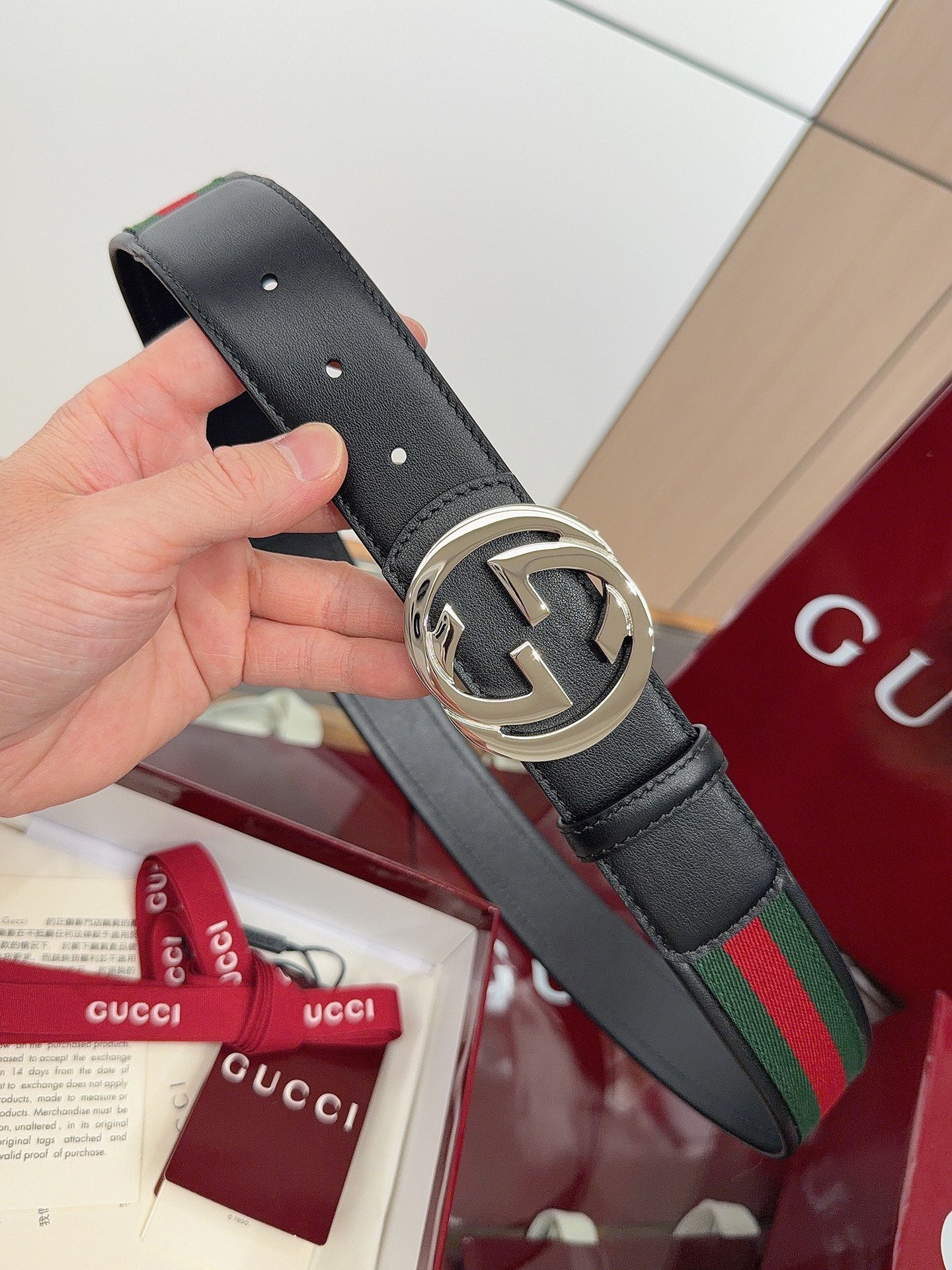 Gucci 这款男士腰带亮眼吸睛，是2026早春系列之一。腰带扣设有一个销钉，可轻松翻转互扣式双G造型配件。一面为红绿织