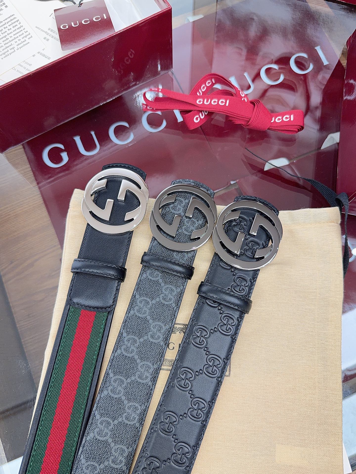 Gucci 这款男士腰带亮眼吸睛，是2026早春系列之一。腰带扣设有一个销钉，可轻松翻转互扣式双G造型配件。一面为红绿织
