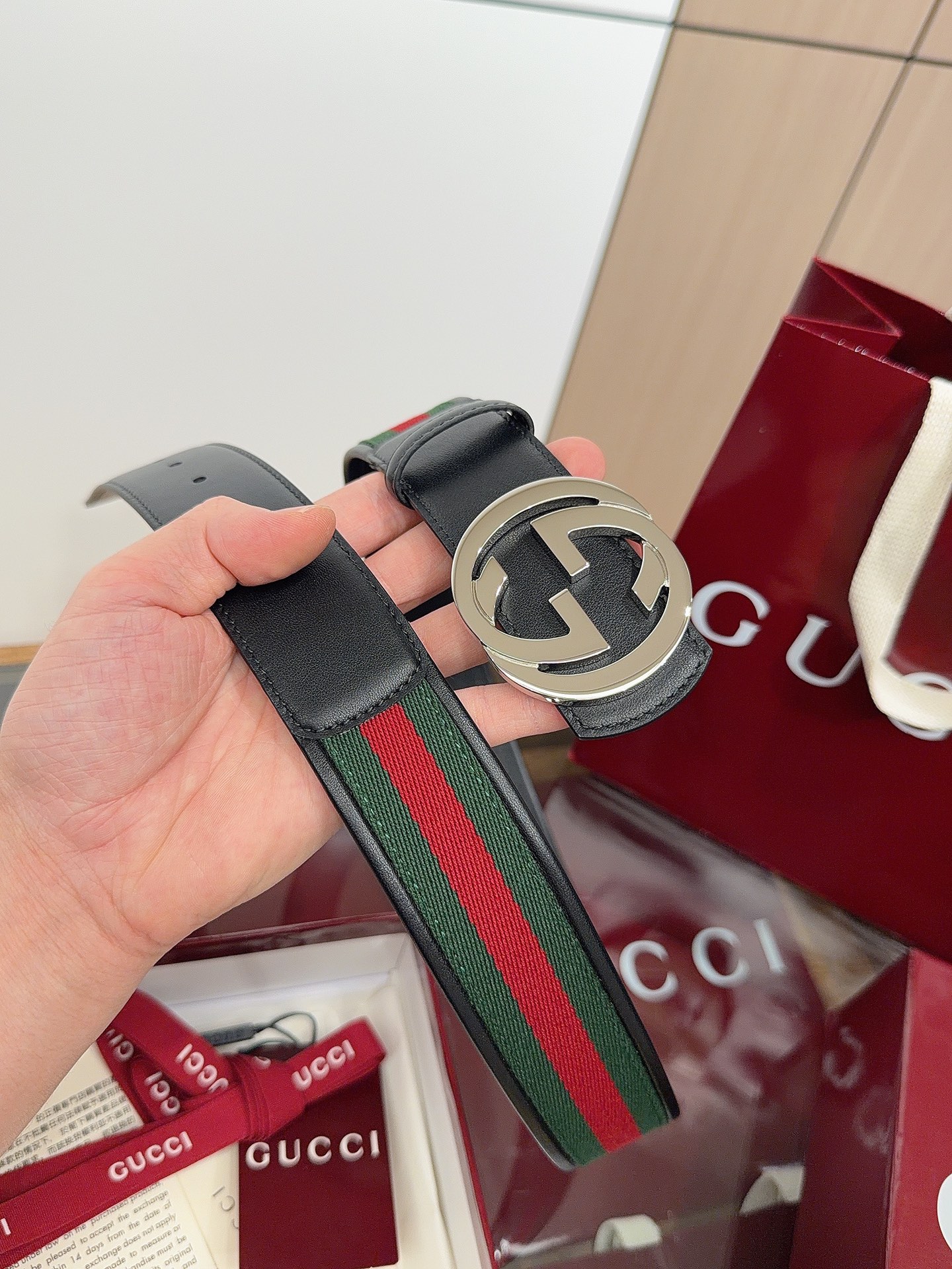 Gucci 这款男士腰带亮眼吸睛，是2026早春系列之一。腰带扣设有一个销钉，可轻松翻转互扣式双G造型配件。一面为红绿织