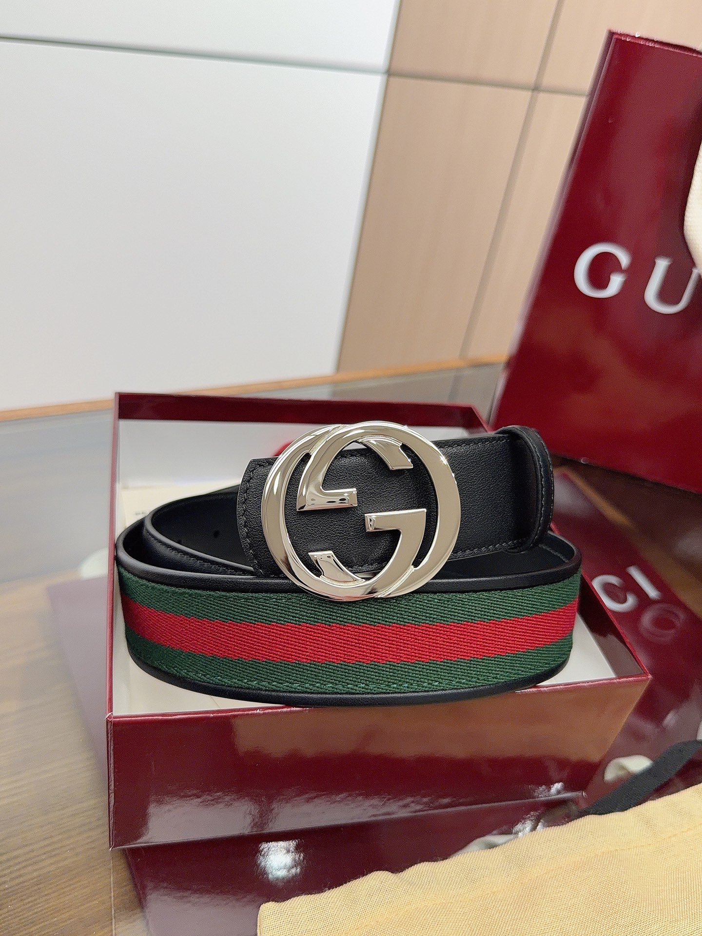 Gucci 这款男士腰带亮眼吸睛，是2026早春系列之一。腰带扣设有一个销钉，可轻松翻转互扣式双G造型配件。一面为红绿织