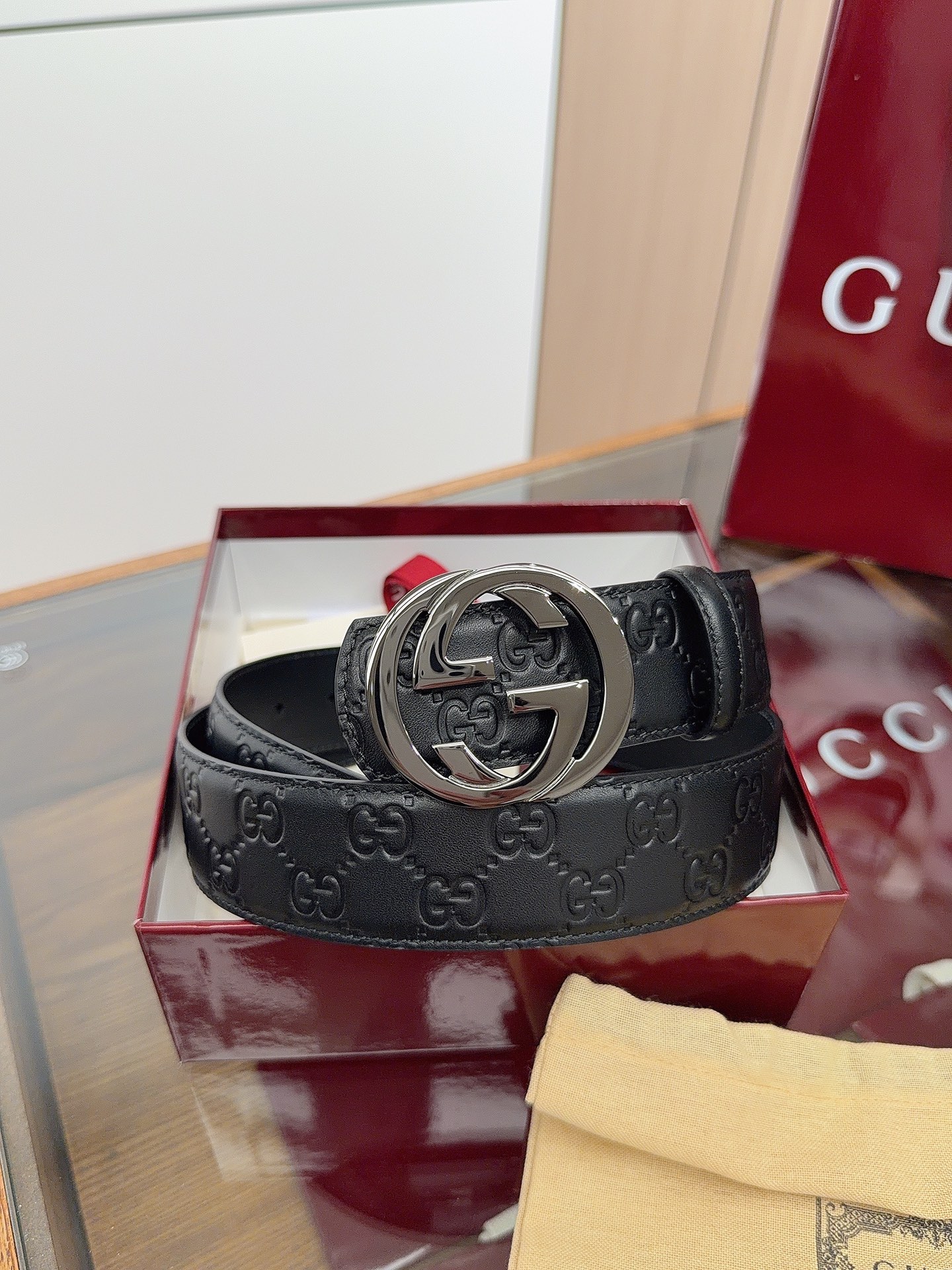 Gucci 这款男士腰带亮眼吸睛，是2026早春系列之一。腰带扣设有一个销钉，可轻松翻转互扣式双G造型配件。一面为黑色G