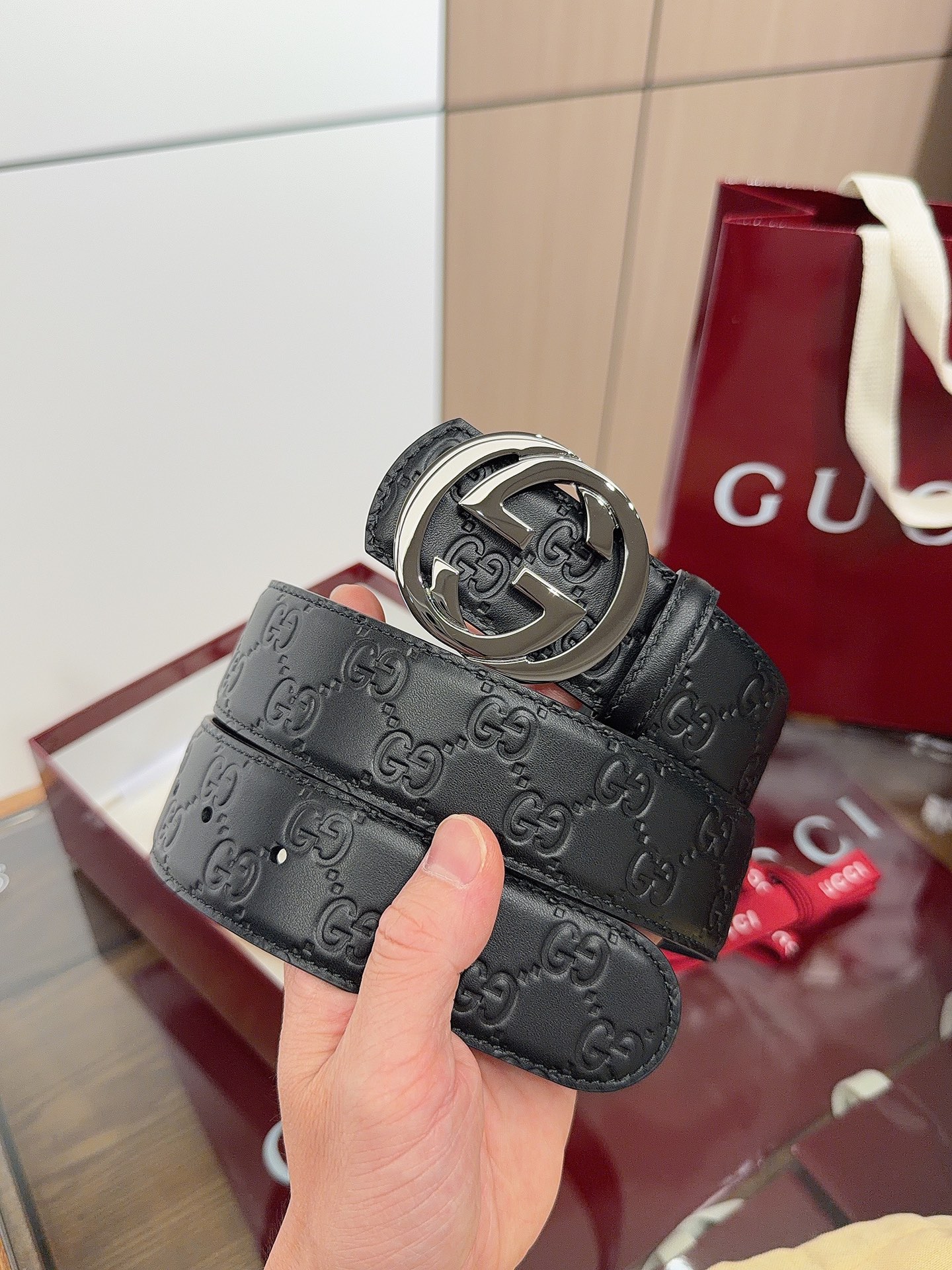 Gucci 这款男士腰带亮眼吸睛，是2026早春系列之一。腰带扣设有一个销钉，可轻松翻转互扣式双G造型配件。一面为黑色G