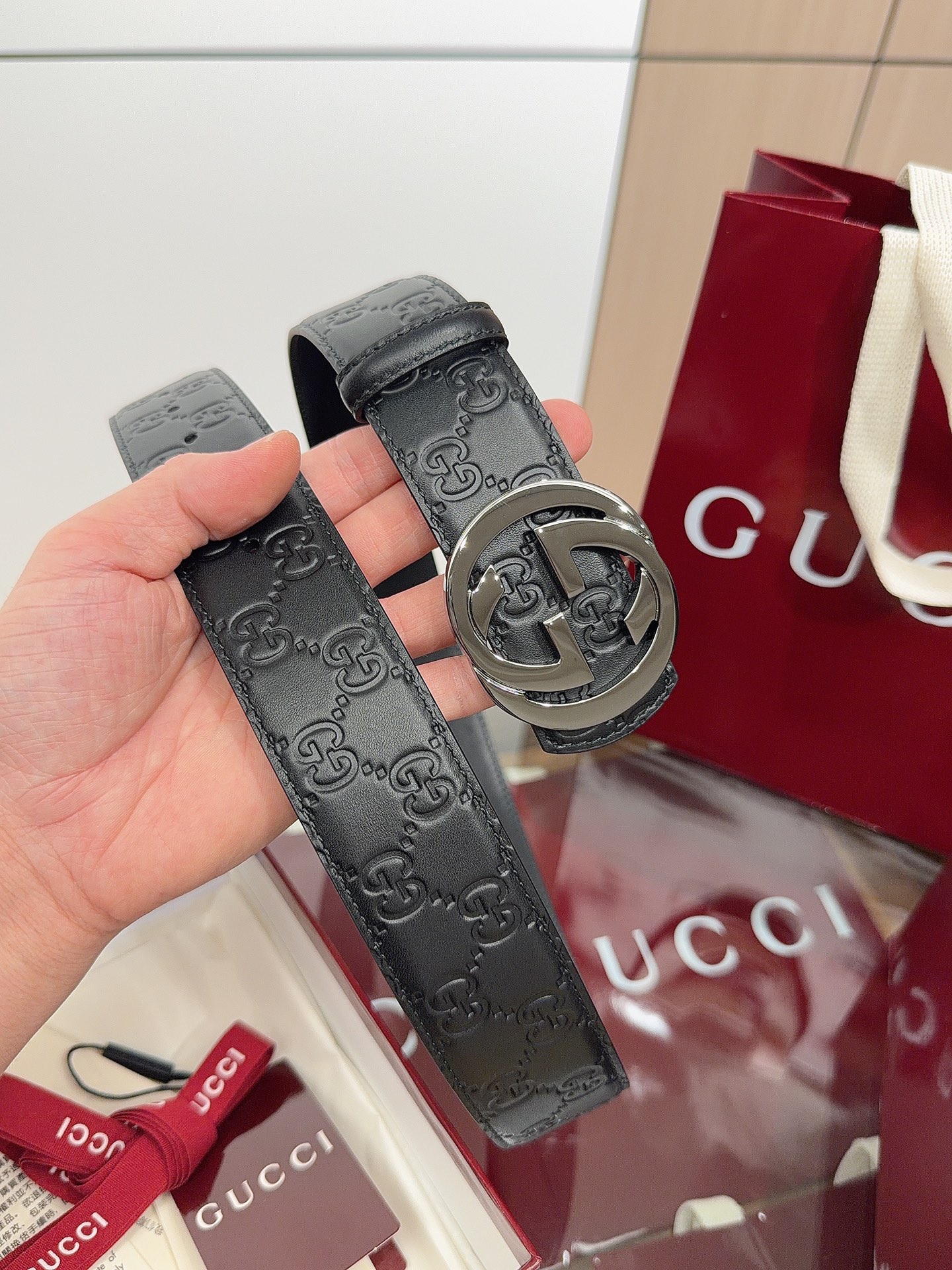 Gucci 这款男士腰带亮眼吸睛，是2026早春系列之一。腰带扣设有一个销钉，可轻松翻转互扣式双G造型配件。一面为黑色G