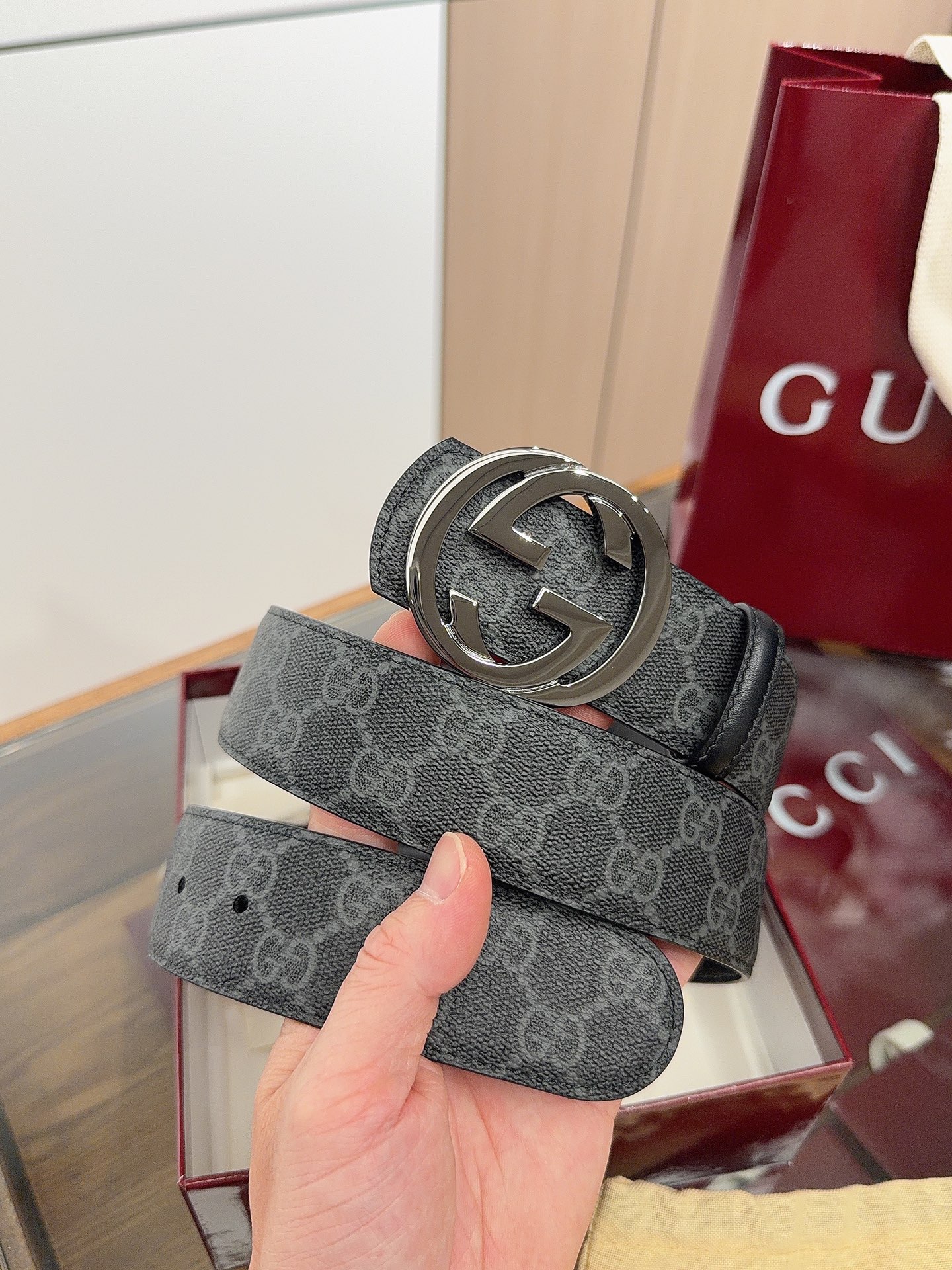 Gucci 这款男士腰带亮眼吸睛，是2026早春系列之一。腰带扣设有一个销钉，可轻松翻转互扣式双G造型配件。一面为柔软G