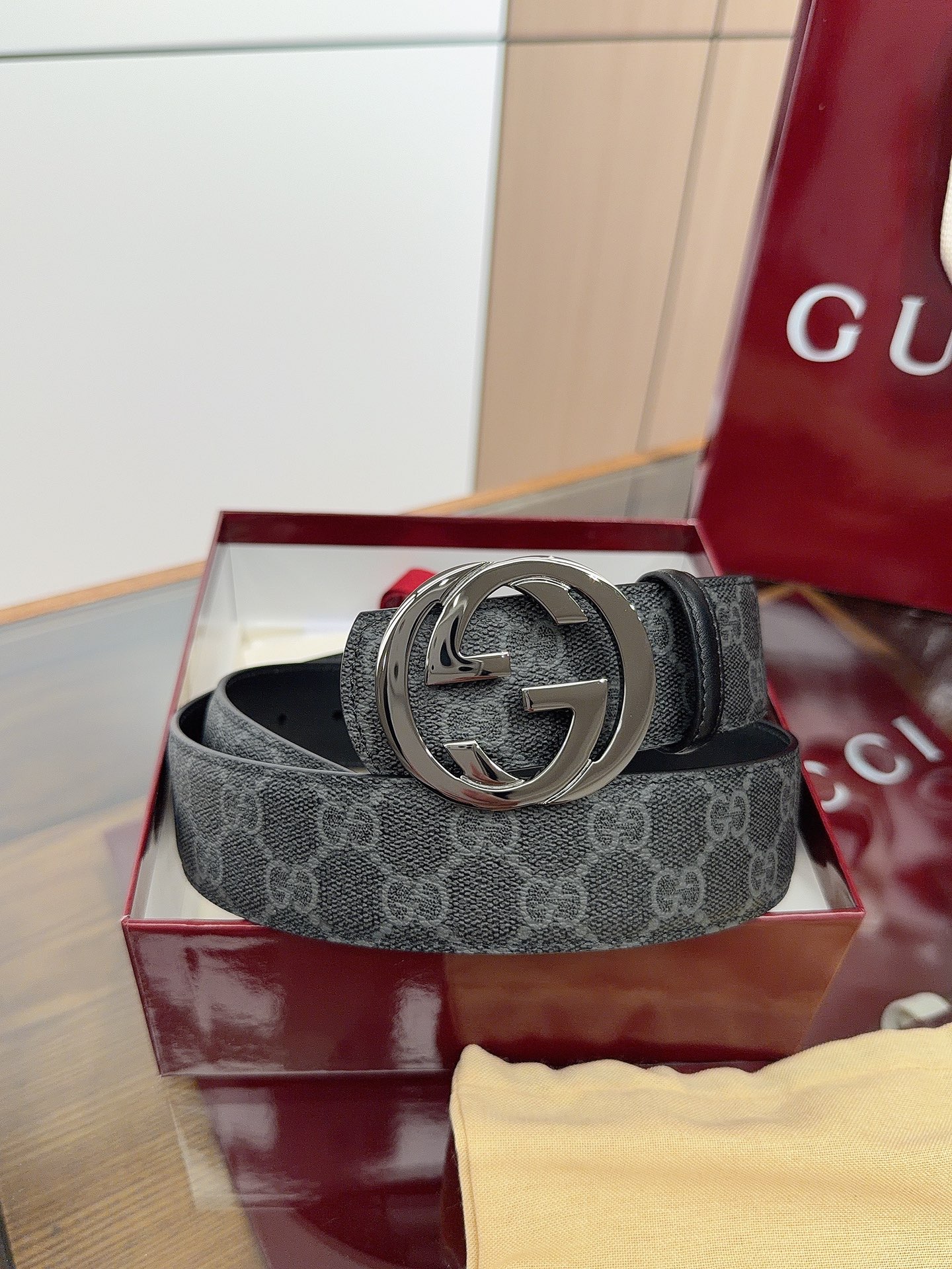 Gucci 这款男士腰带亮眼吸睛，是2026早春系列之一。腰带扣设有一个销钉，可轻松翻转互扣式双G造型配件。一面为柔软G