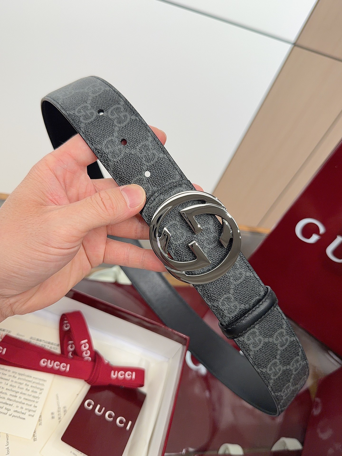 Gucci 这款男士腰带亮眼吸睛，是2026早春系列之一。腰带扣设有一个销钉，可轻松翻转互扣式双G造型配件。一面为柔软G
