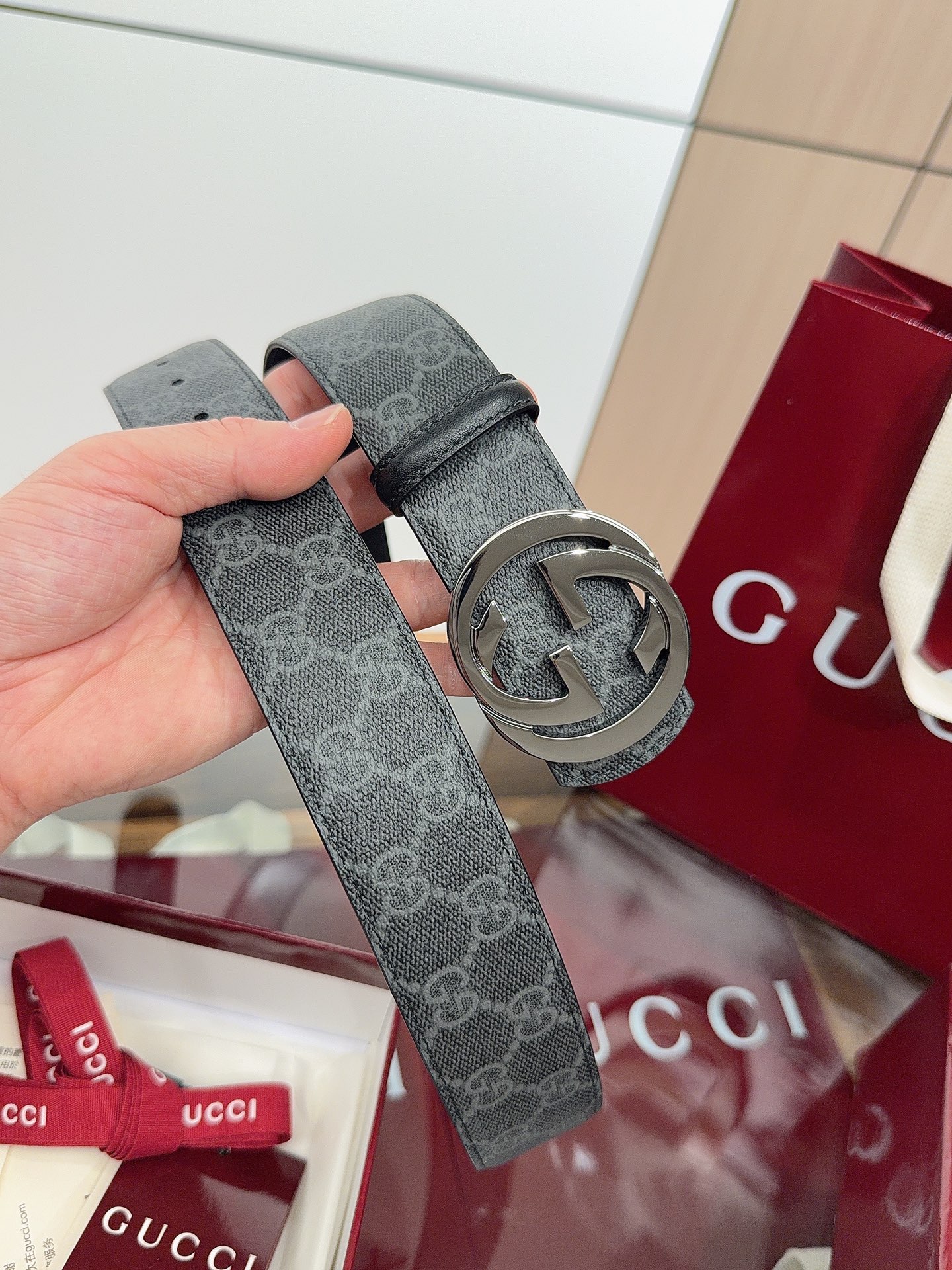 Gucci 这款男士腰带亮眼吸睛，是2026早春系列之一。腰带扣设有一个销钉，可轻松翻转互扣式双G造型配件。一面为柔软G