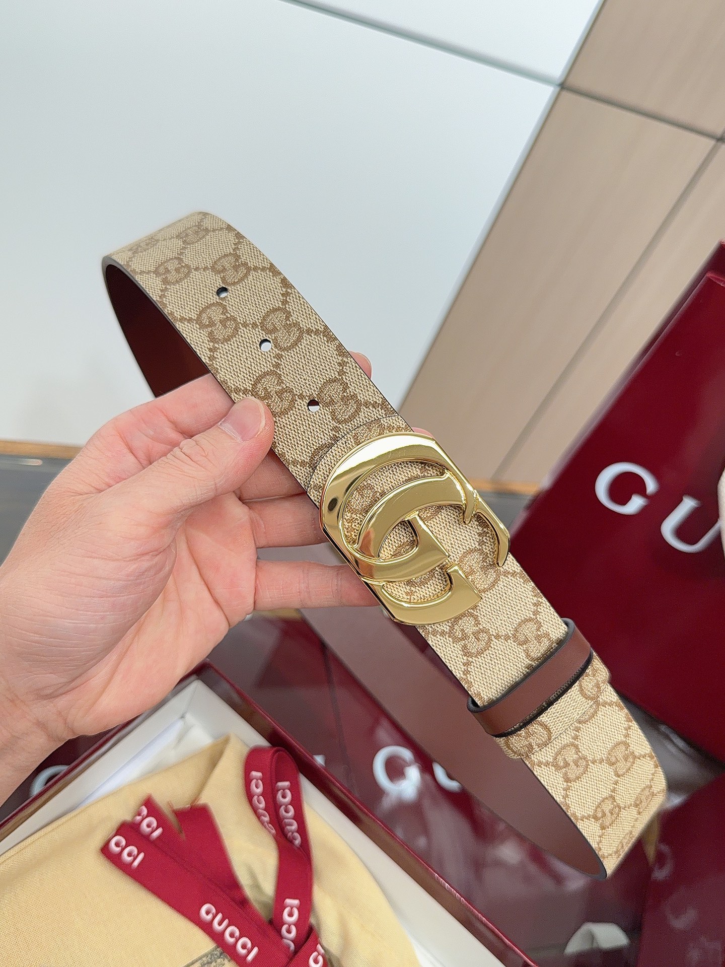 Gucci 这款男士腰带亮眼吸睛，是2026早春系列之一。腰带扣设有一个销钉，可轻松翻转互扣式双G造型配件。一面为粽色G