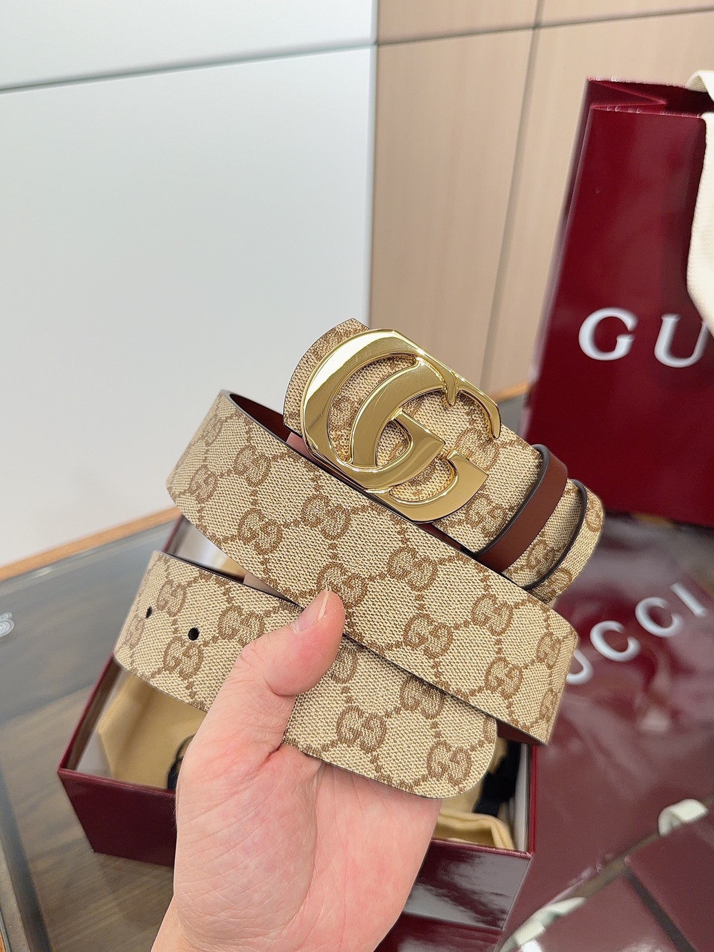 Gucci 这款男士腰带亮眼吸睛，是2026早春系列之一。腰带扣设有一个销钉，可轻松翻转互扣式双G造型配件。一面为粽色G