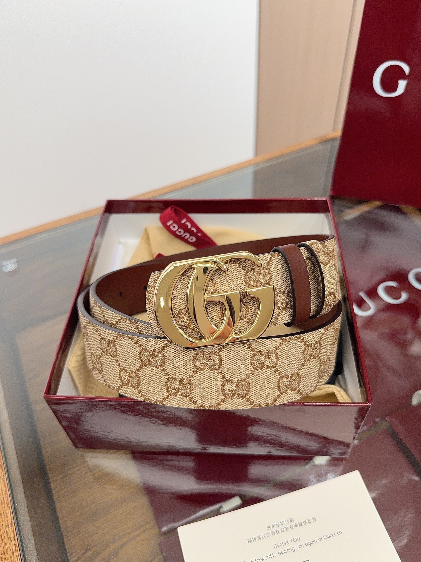 Gucci 这款男士腰带亮眼吸睛，是2026早春系列之一。腰带扣设有一个销钉，可轻松翻转互扣式双G造型配件。一面为粽色G