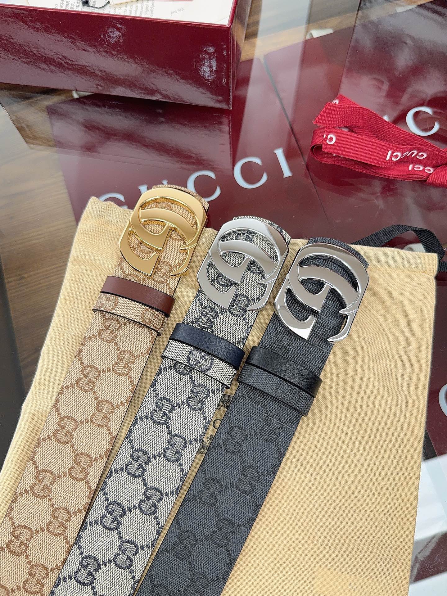 Gucci 这款男士腰带亮眼吸睛，是2026早春系列之一。腰带扣设有一个销钉，可轻松翻转互扣式双G造型配件。一面为蓝色G