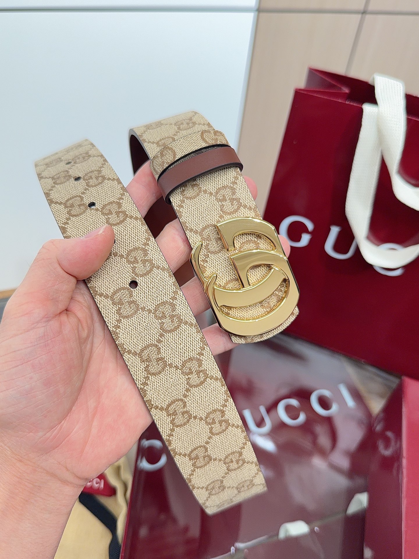 Gucci 这款男士腰带亮眼吸睛，是2026早春系列之一。腰带扣设有一个销钉，可轻松翻转互扣式双G造型配件。一面为粽色G