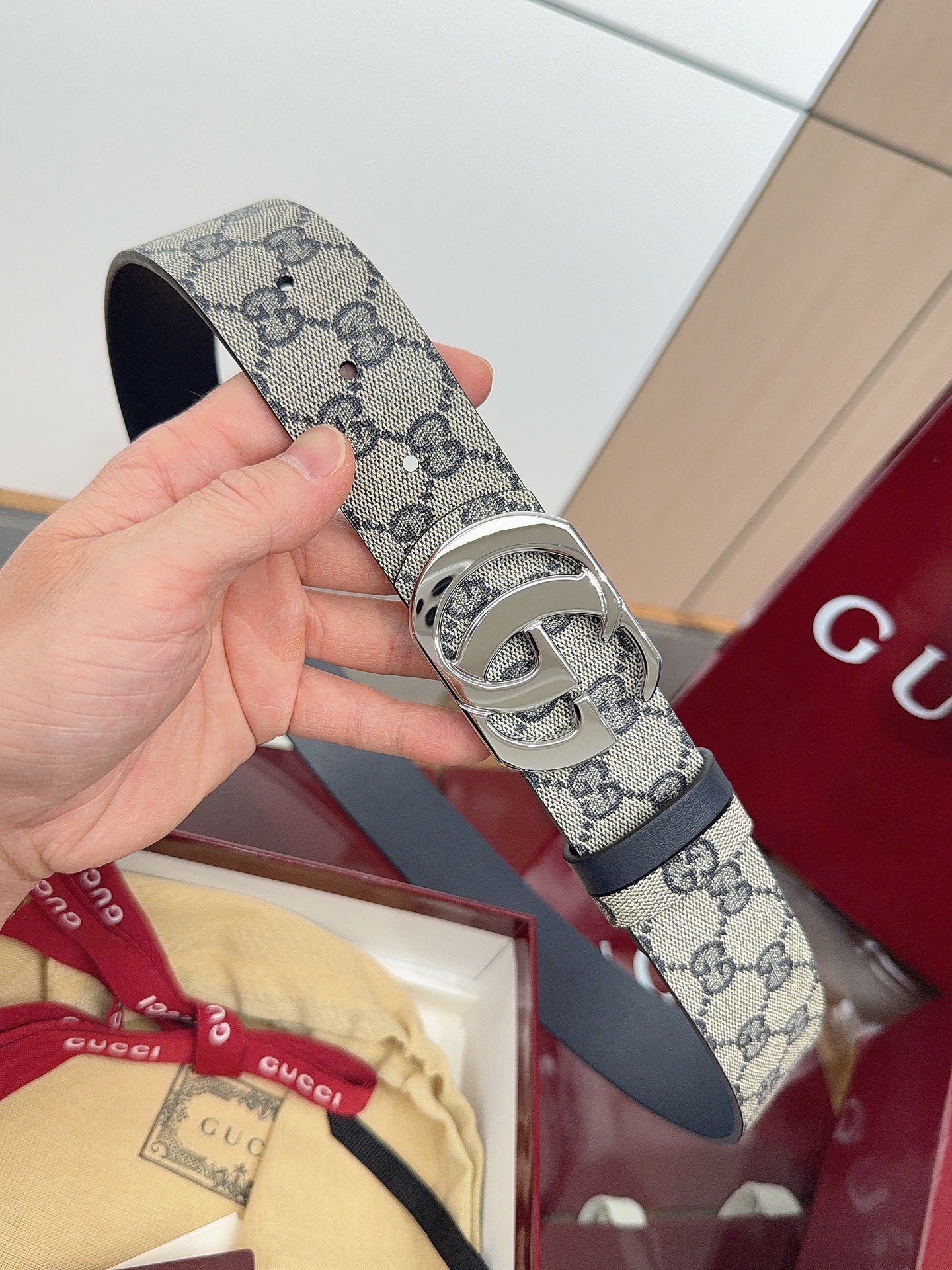 Gucci 这款男士腰带亮眼吸睛，是2026早春系列之一。腰带扣设有一个销钉，可轻松翻转互扣式双G造型配件。一面为蓝色G