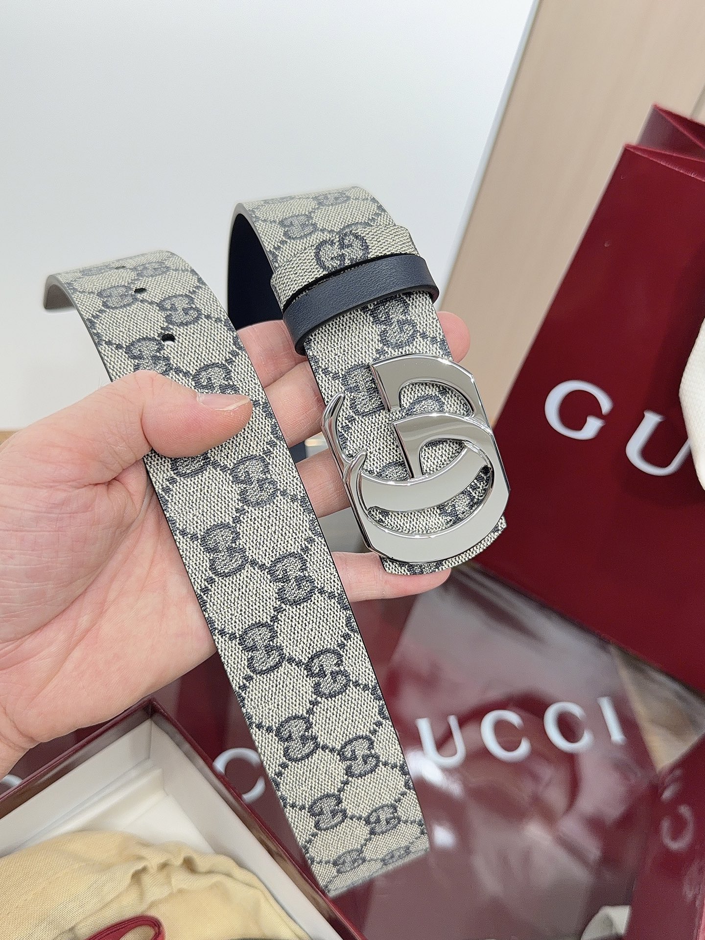 Gucci 这款男士腰带亮眼吸睛，是2026早春系列之一。腰带扣设有一个销钉，可轻松翻转互扣式双G造型配件。一面为蓝色G