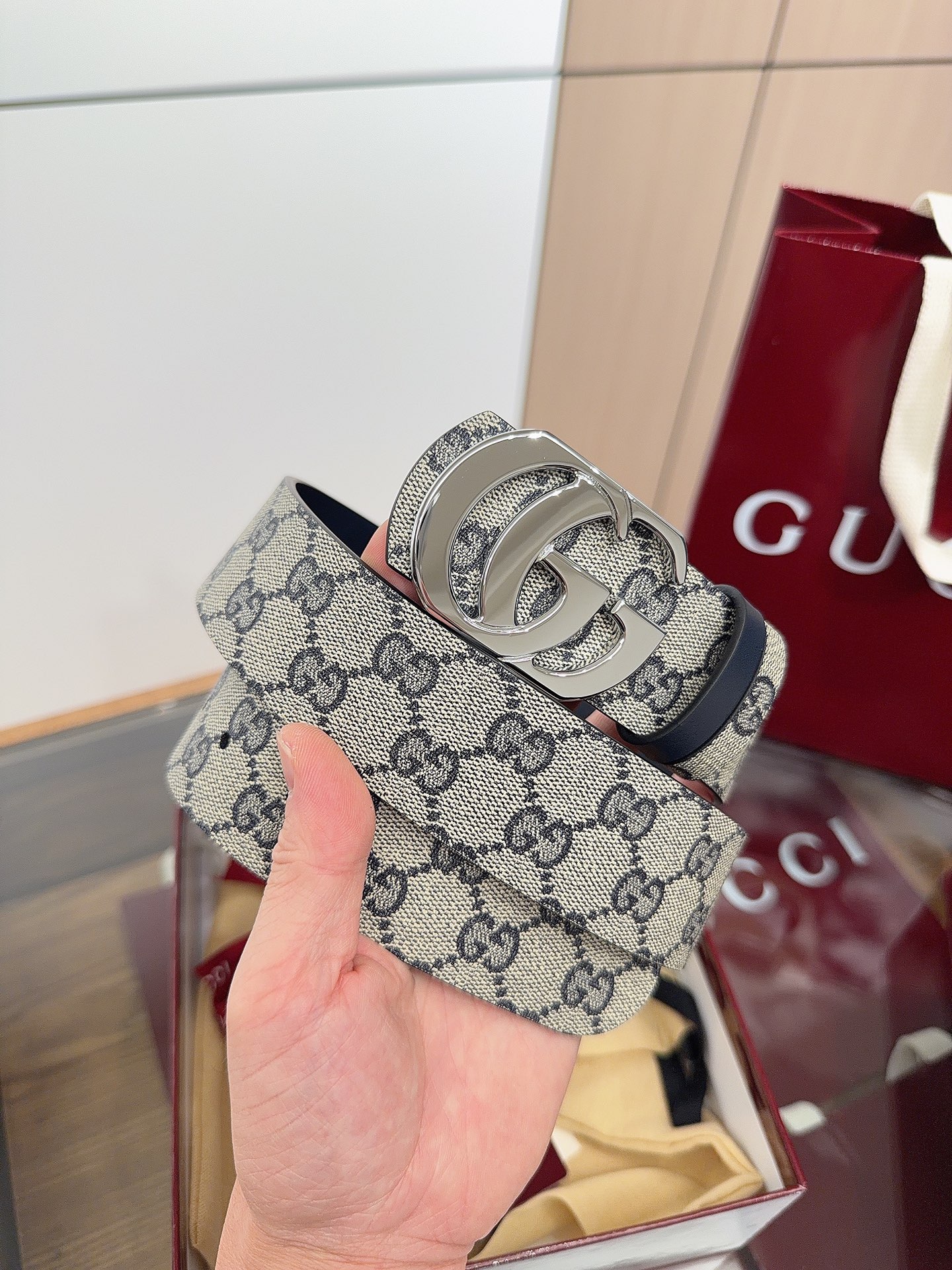 Gucci 这款男士腰带亮眼吸睛，是2026早春系列之一。腰带扣设有一个销钉，可轻松翻转互扣式双G造型配件。一面为蓝色G