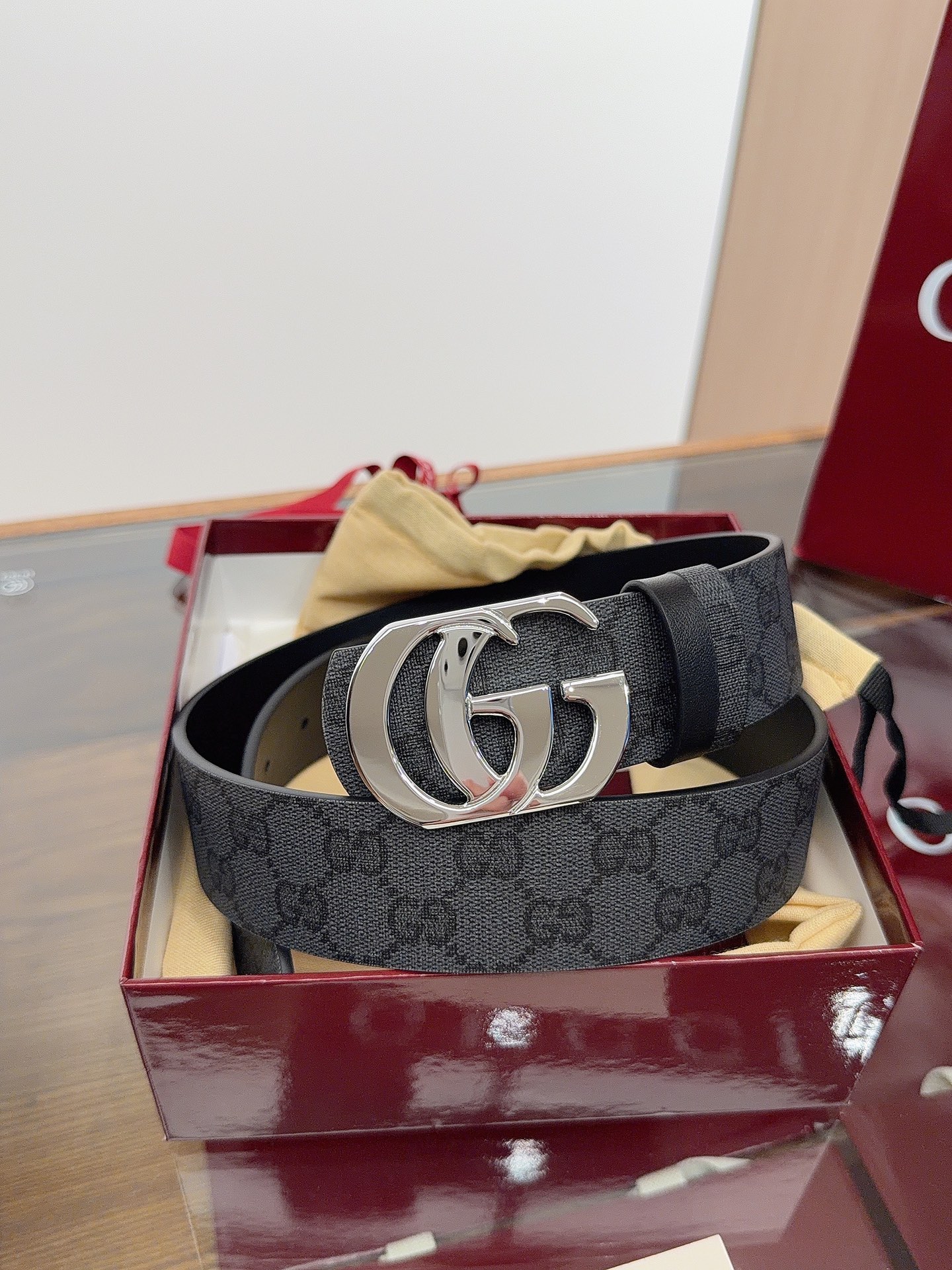 Gucci 这款男士腰带亮眼吸睛，是2026早春系列之一。腰带扣设有一个销钉，可轻松翻转互扣式双G造型配件。一面为黑色G