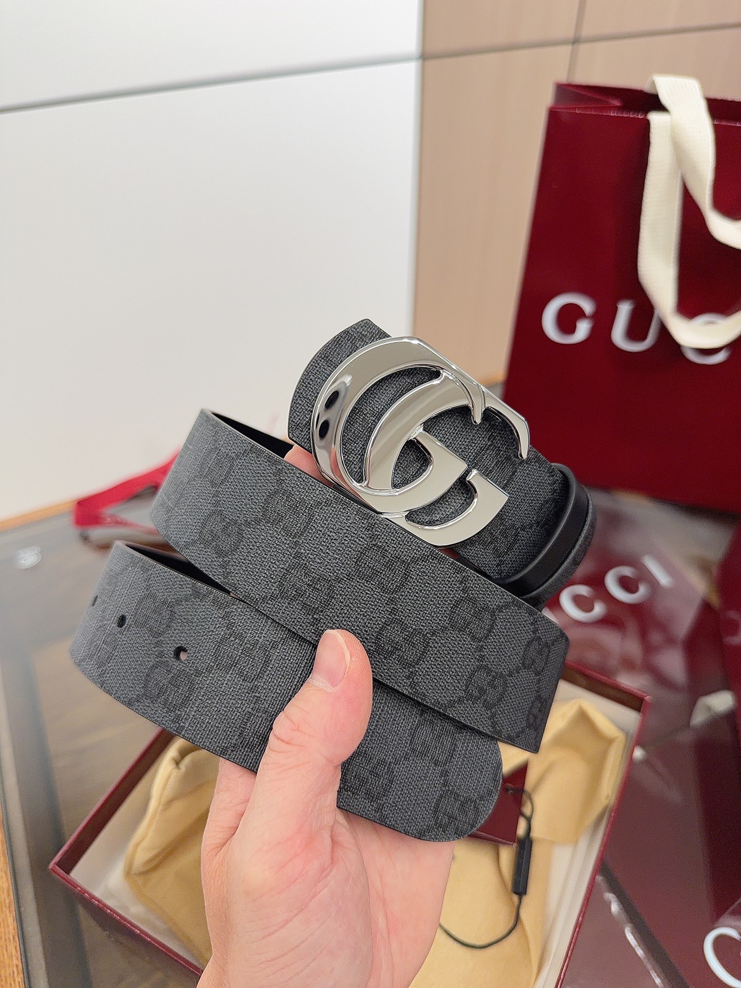 Gucci 这款男士腰带亮眼吸睛，是2026早春系列之一。腰带扣设有一个销钉，可轻松翻转互扣式双G造型配件。一面为黑色G