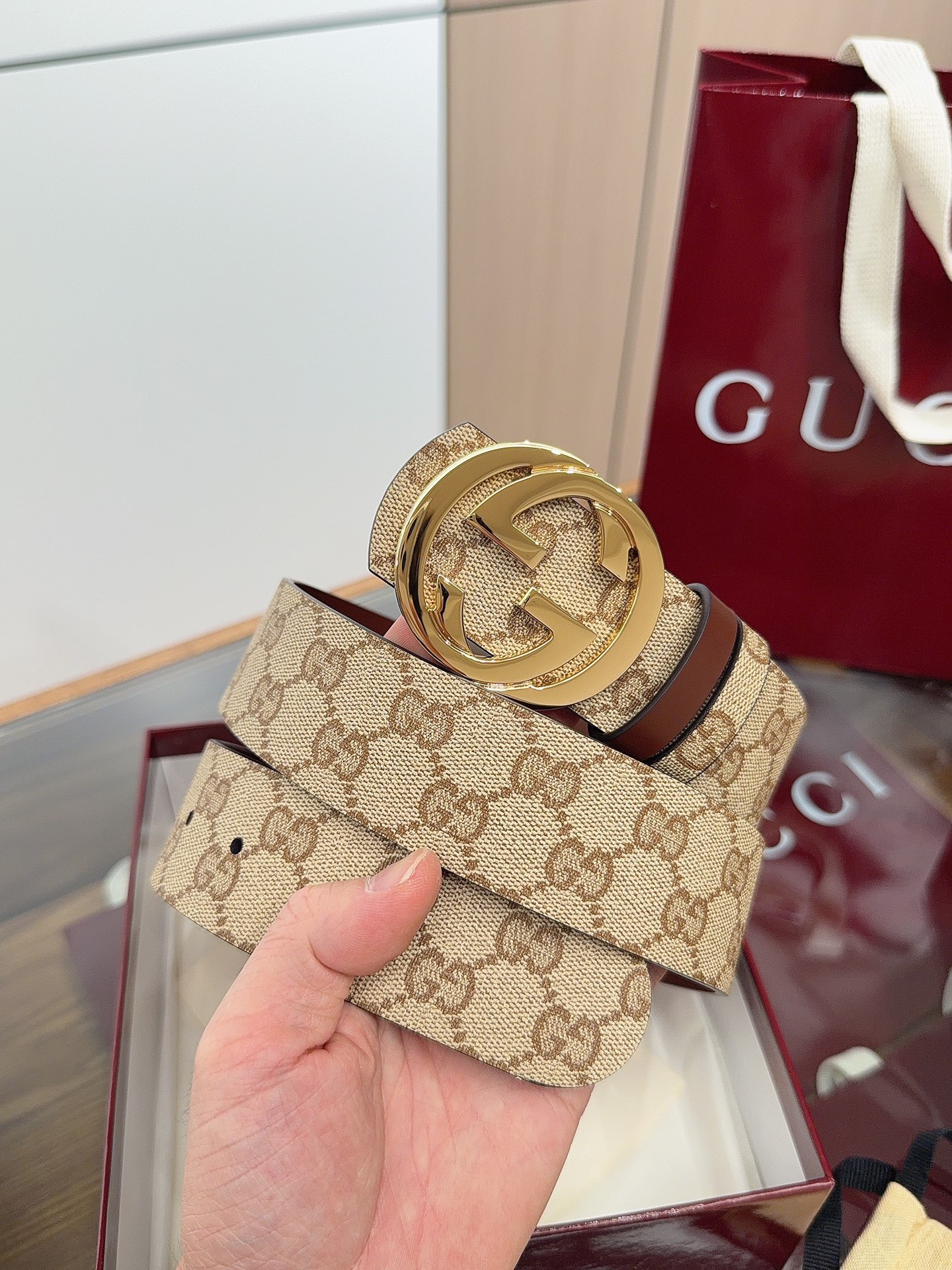 Gucci 这款男士腰带亮眼吸睛，是2026早春系列之一。腰带扣设有一个销钉，可轻松翻转互扣式双G造型配件。一面为粽色G