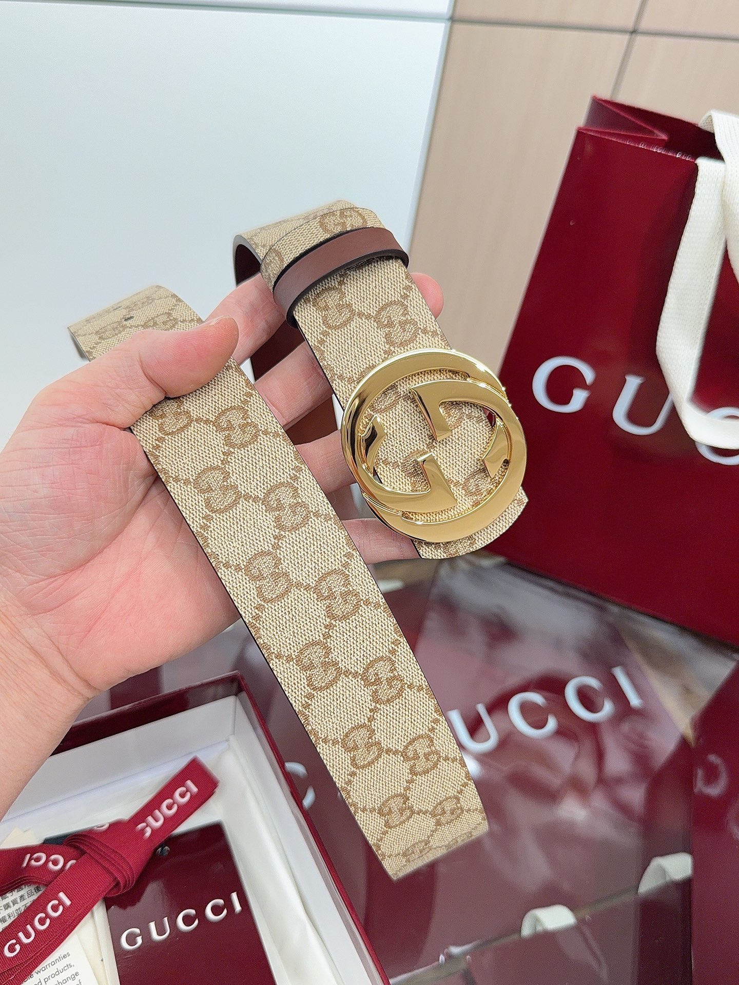 Gucci 这款男士腰带亮眼吸睛，是2026早春系列之一。腰带扣设有一个销钉，可轻松翻转互扣式双G造型配件。一面为粽色G