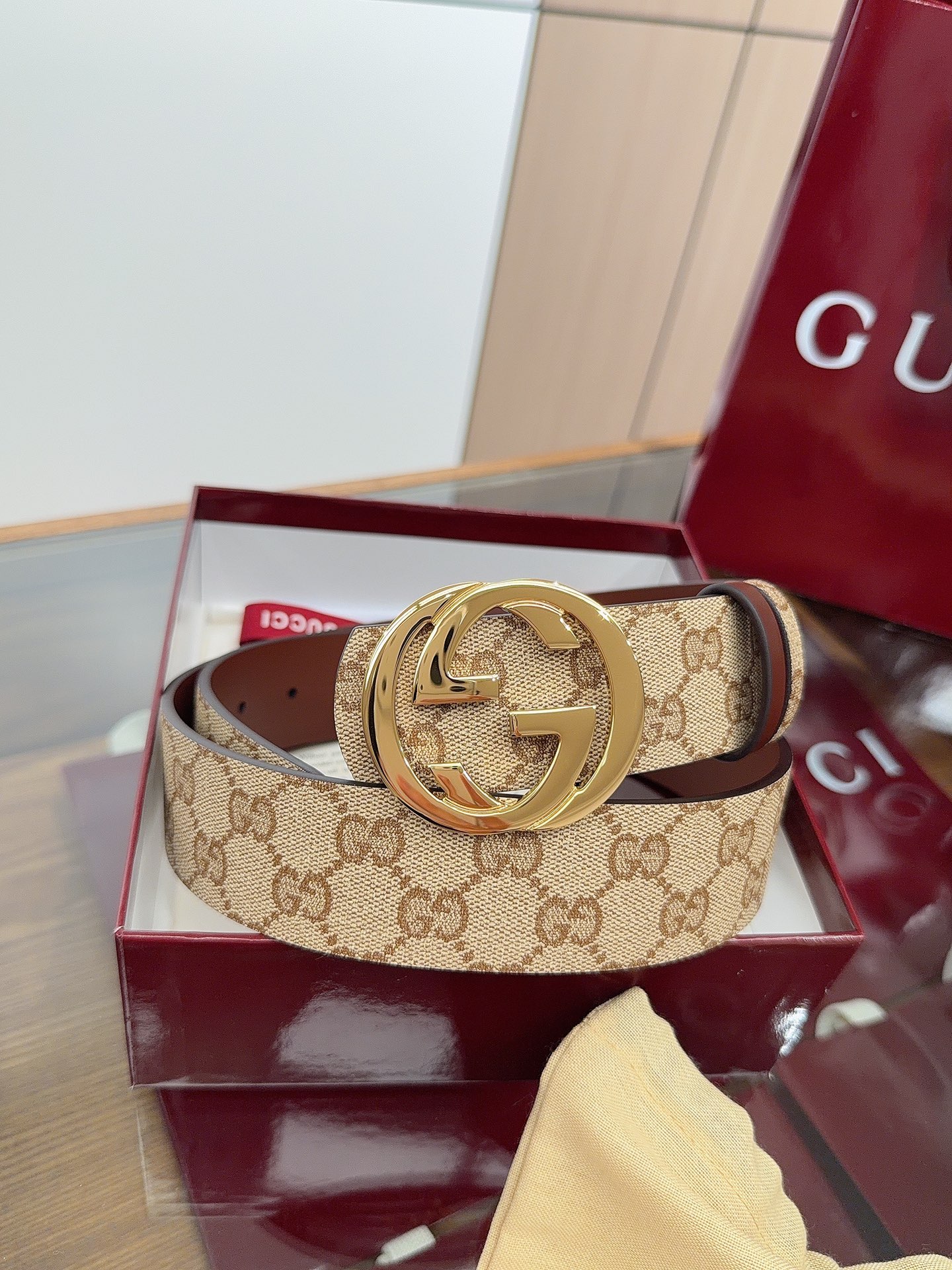 Gucci 这款男士腰带亮眼吸睛，是2026早春系列之一。腰带扣设有一个销钉，可轻松翻转互扣式双G造型配件。一面为粽色G