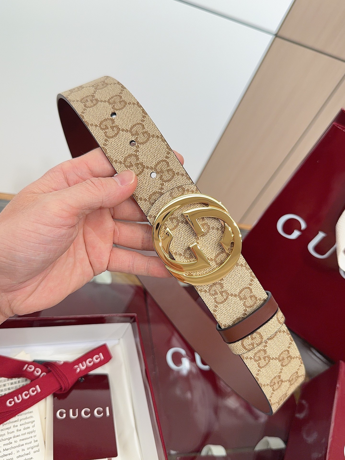 Gucci 这款男士腰带亮眼吸睛，是2026早春系列之一。腰带扣设有一个销钉，可轻松翻转互扣式双G造型配件。一面为粽色G