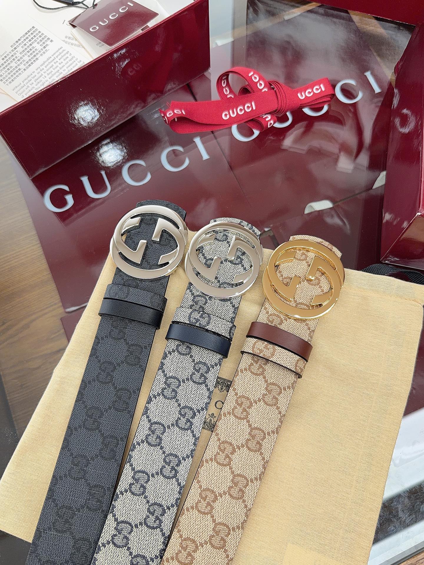Gucci 这款男士腰带亮眼吸睛，是2026早春系列之一。腰带扣设有一个销钉，可轻松翻转互扣式双G造型配件。一面为蓝色G