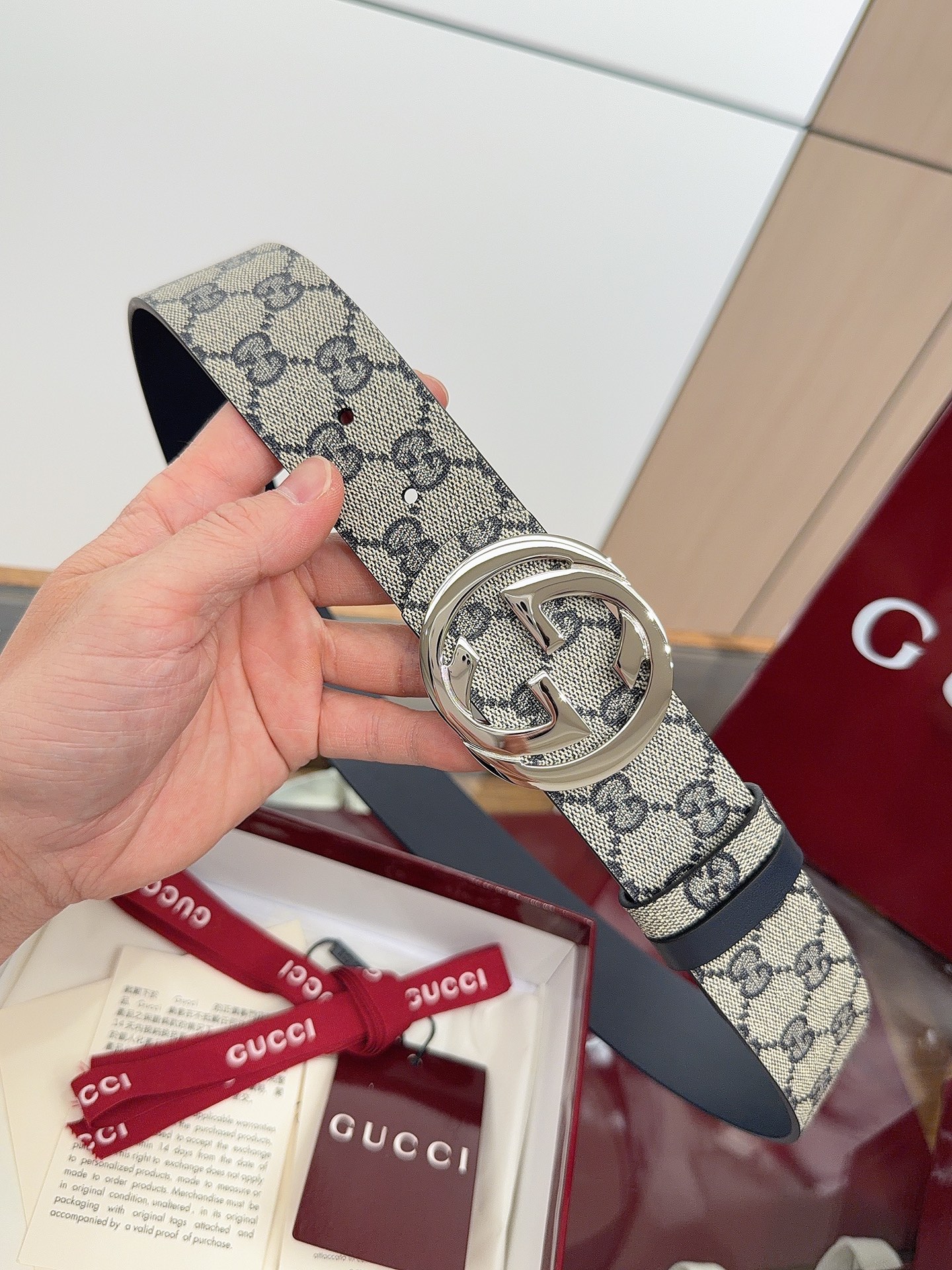 Gucci 这款男士腰带亮眼吸睛，是2026早春系列之一。腰带扣设有一个销钉，可轻松翻转互扣式双G造型配件。一面为蓝色G