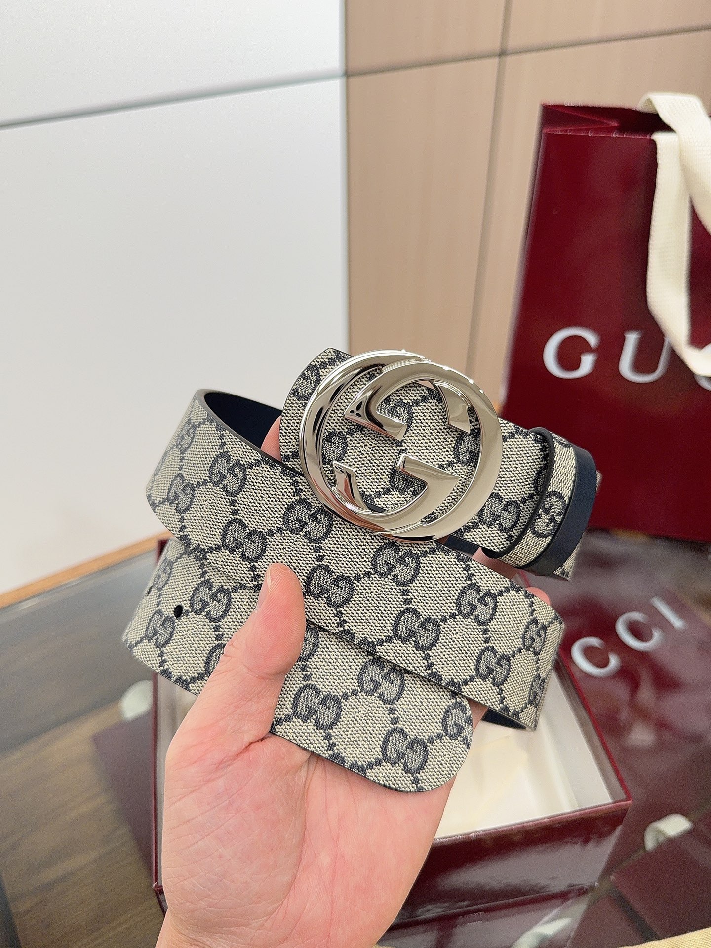 Gucci 这款男士腰带亮眼吸睛，是2026早春系列之一。腰带扣设有一个销钉，可轻松翻转互扣式双G造型配件。一面为蓝色G