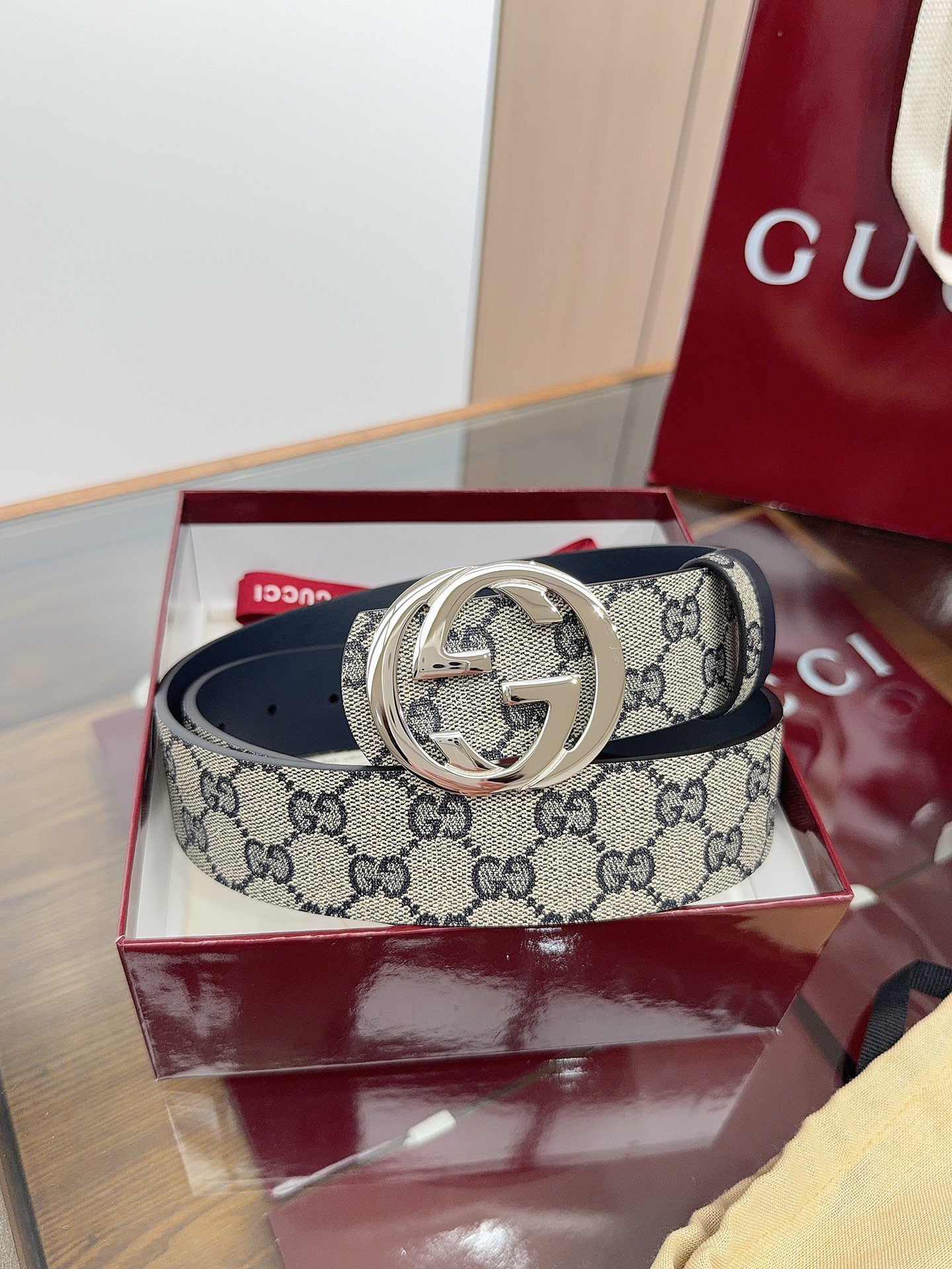 Gucci 这款男士腰带亮眼吸睛，是2026早春系列之一。腰带扣设有一个销钉，可轻松翻转互扣式双G造型配件。一面为蓝色G