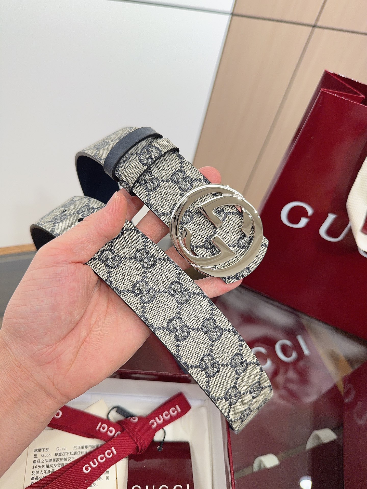 Gucci 这款男士腰带亮眼吸睛，是2026早春系列之一。腰带扣设有一个销钉，可轻松翻转互扣式双G造型配件。一面为蓝色G
