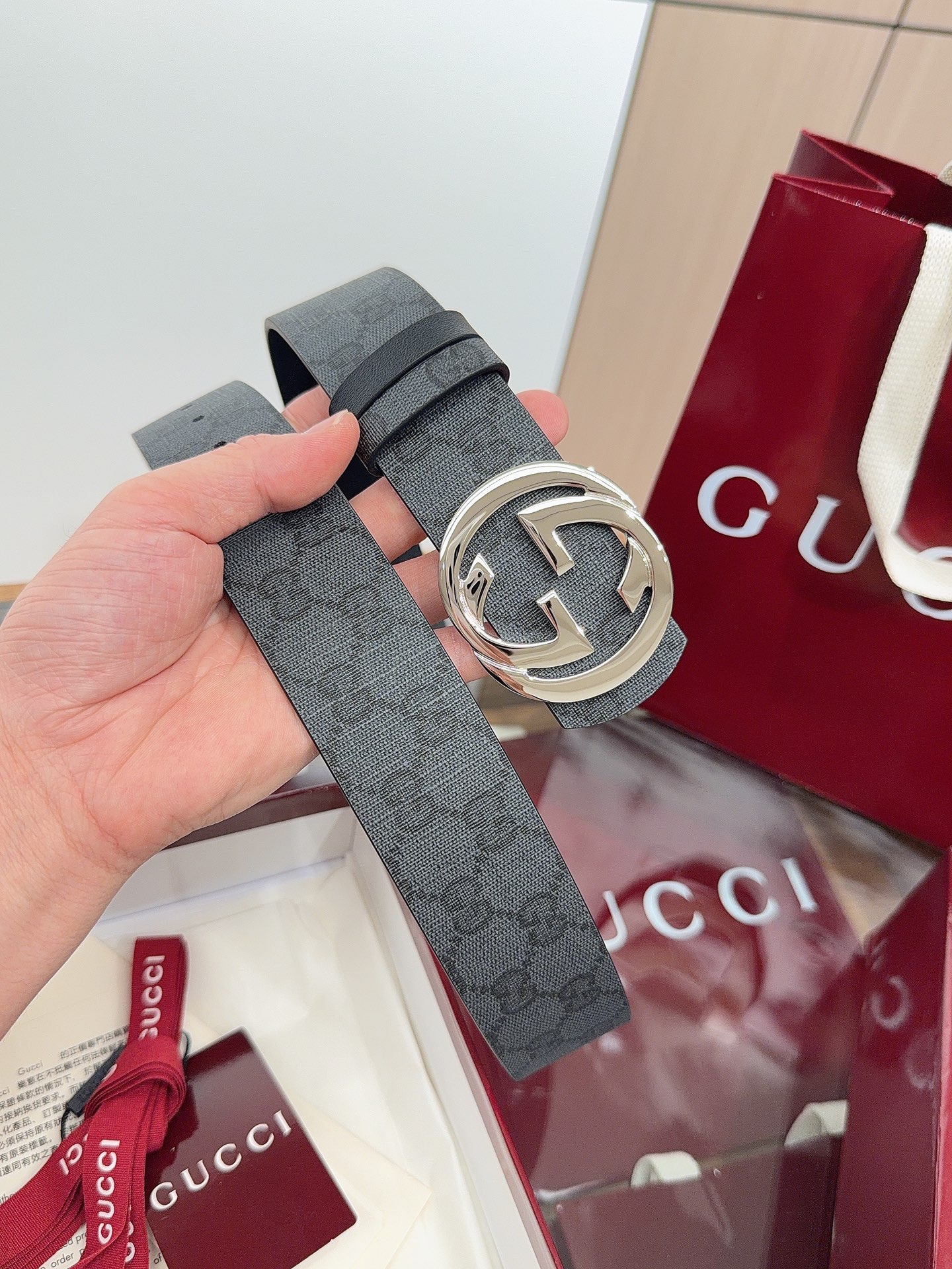Gucci 这款男士腰带亮眼吸睛，是2026早春系列之一。腰带扣设有一个销钉，可轻松翻转互扣式双G造型配件。一面为黑色G