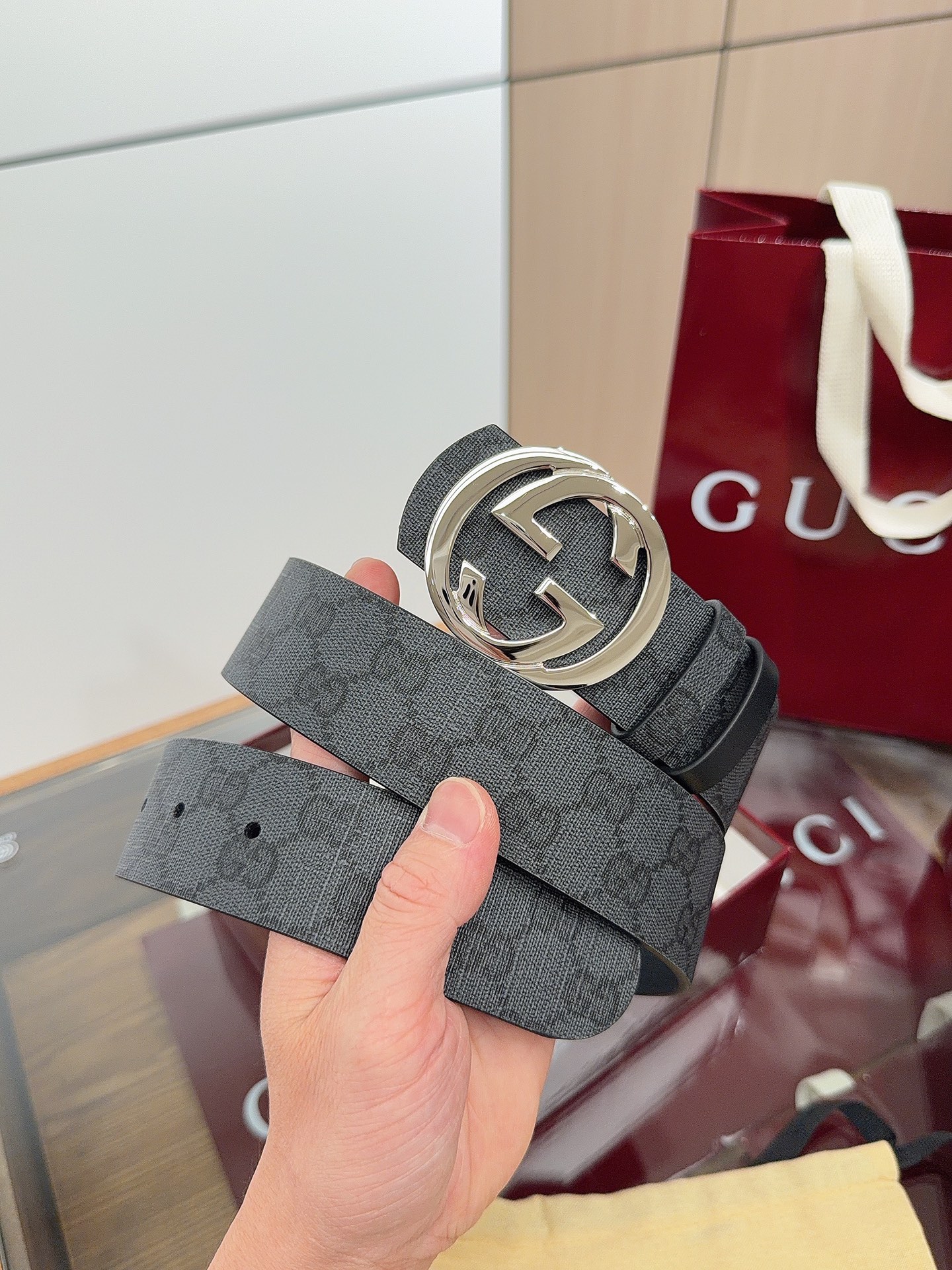 Gucci 这款男士腰带亮眼吸睛，是2026早春系列之一。腰带扣设有一个销钉，可轻松翻转互扣式双G造型配件。一面为黑色G