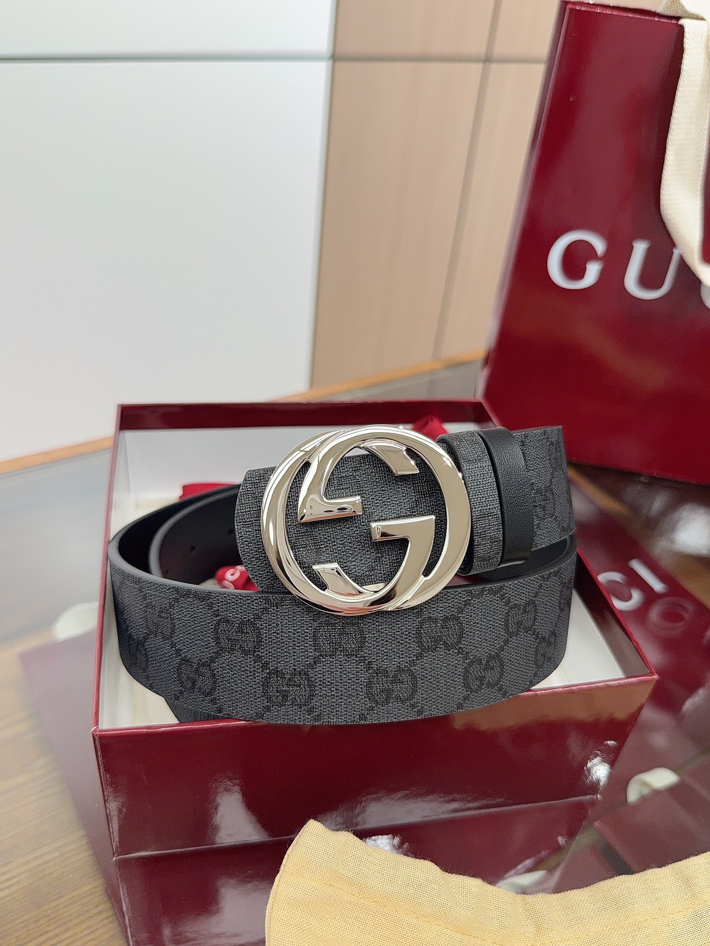 Gucci 这款男士腰带亮眼吸睛，是2026早春系列之一。腰带扣设有一个销钉，可轻松翻转互扣式双G造型配件。一面为黑色G
