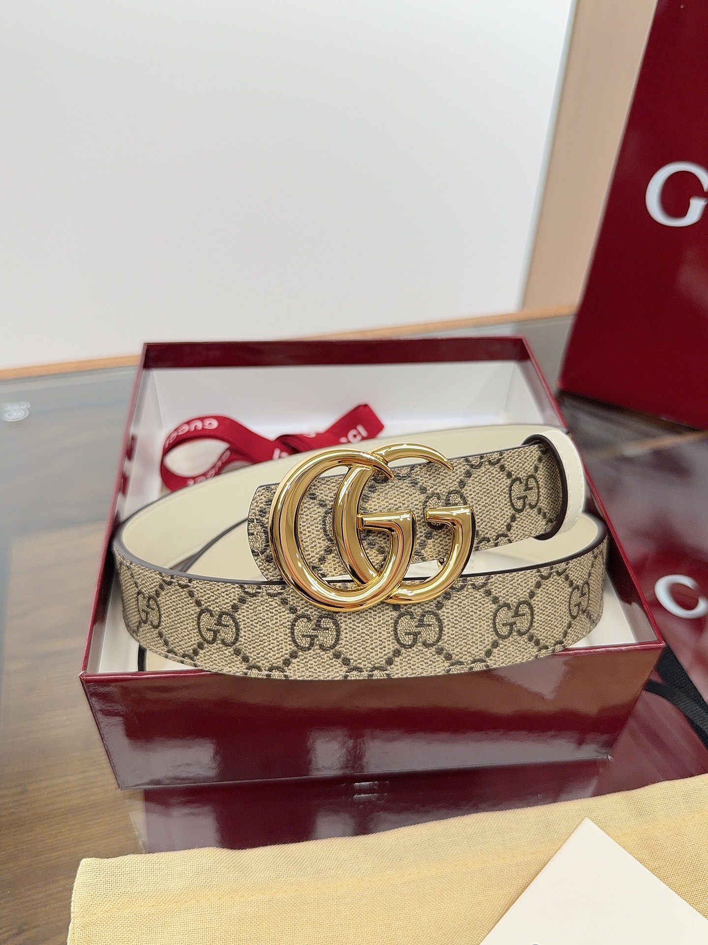 绝美gucci G女式新款腰帶 專櫃同步 寬3.0厘米 帶身帆布杏老花-拼進口小牛皮米白 精緻真空電鍍双G型鋼扣 雙面可