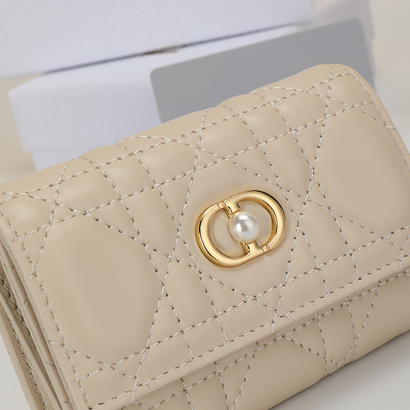 NO:853693,No.: S3102UNJB_M900_TU Size: 11x7.5x2.5cm This Dior Jolie Glycine wallet is compact and practical, highlighting your personality. It is carefully made of blush beige lamb leather, decorated with cannage pattern topstitching, and embellished with a CD logo decorated with resin beads. Elegant and refined, it can store a variety of daily necessities, suitable for various occasions, and can be combined with other Dior  Jolie single product matching., Dior wallet, dior, wallets, sheepskin19860909编号:S3102UNJB_M900_TU 尺寸:11x7.5x2.5cm 这款 Dior Jolie Glycine 钱包精巧实用,彰显个性.采用胭脂米色小羊皮革精心制作,饰以藤格纹缉面线,缀以树脂珠饰装饰的CD标志.高雅精致,可收纳各种日常用品,适合各种场合,可与其他 Dior Jolie单品搭配.,Dior钱包,dior,wallets,sheepskin,欧美剧