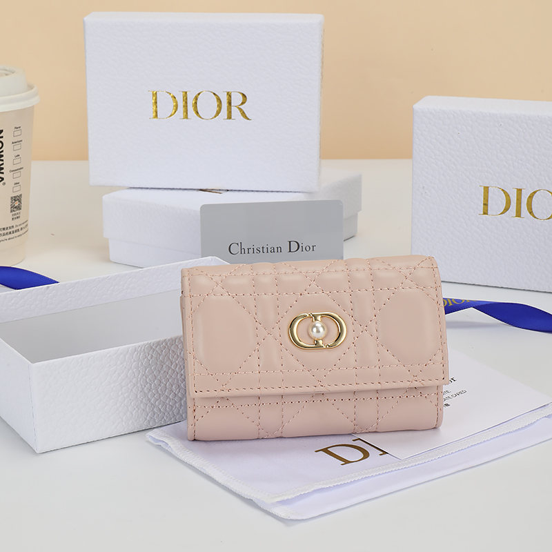 NO:853704,No.: S3102UNJB_M900_TU Size: 11x7.5x2.5cm This Dior Jolie Glycine wallet is compact and practical, highlighting your personality. It is carefully made of blush pink lamb leather, decorated with cannage pattern topstitching and embellished with a CD logo decorated with resin beads. Elegant and refined, it can store a variety of daily necessities, suitable for various occasions, and can be combined with other Dior  Jolie single product matching., Dior wallet, dior, wallets, sheepskin19860909编号:S3102UNJB_M900_TU 尺寸:11x7.5x2.5cm 这款 Dior Jolie Glycine 钱包精巧实用,彰显个性.采用胭脂粉色小羊皮革精心制作,饰以藤格纹缉面线,缀以树脂珠饰装饰的CD标志.高雅精致,可收纳各种日常用品,适合各种场合,可与其他 Dior Jolie单品搭配.,Dior钱包,dior,wallets,sheepskin,欧美剧