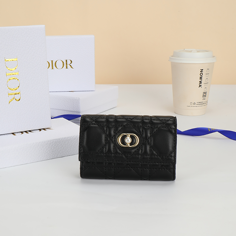 NO:853717,No.: S3102UNJB_M900_TU Size: 11x7.5x2.5cm This Dior Jolie Glycine wallet is compact and practical, highlighting your personality. It is carefully made of black sheepskin, decorated with cannage pattern topstitching, and embellished with a CD logo decorated with resin beads. Elegant and refined, it can store a variety of daily necessities, suitable for various occasions, and can be matched with other Dior Jolie items., Dior wallet, dior, wallets, sheepskin19860909编号:S3102UNJB_M900_TU 尺寸:11x7.5x2.5cm 这款 Dior Jolie Glycine 钱包精巧实用,彰显个性.采用黑色羊皮革精心制作,饰以藤格纹缉面线,缀以树脂珠饰装饰的CD标志.高雅精致,可收纳各种日常用品,适合各种场合,可与其他 Dior Jolie单品搭配.,Dior钱包,dior,wallets,sheepskin,欧美剧